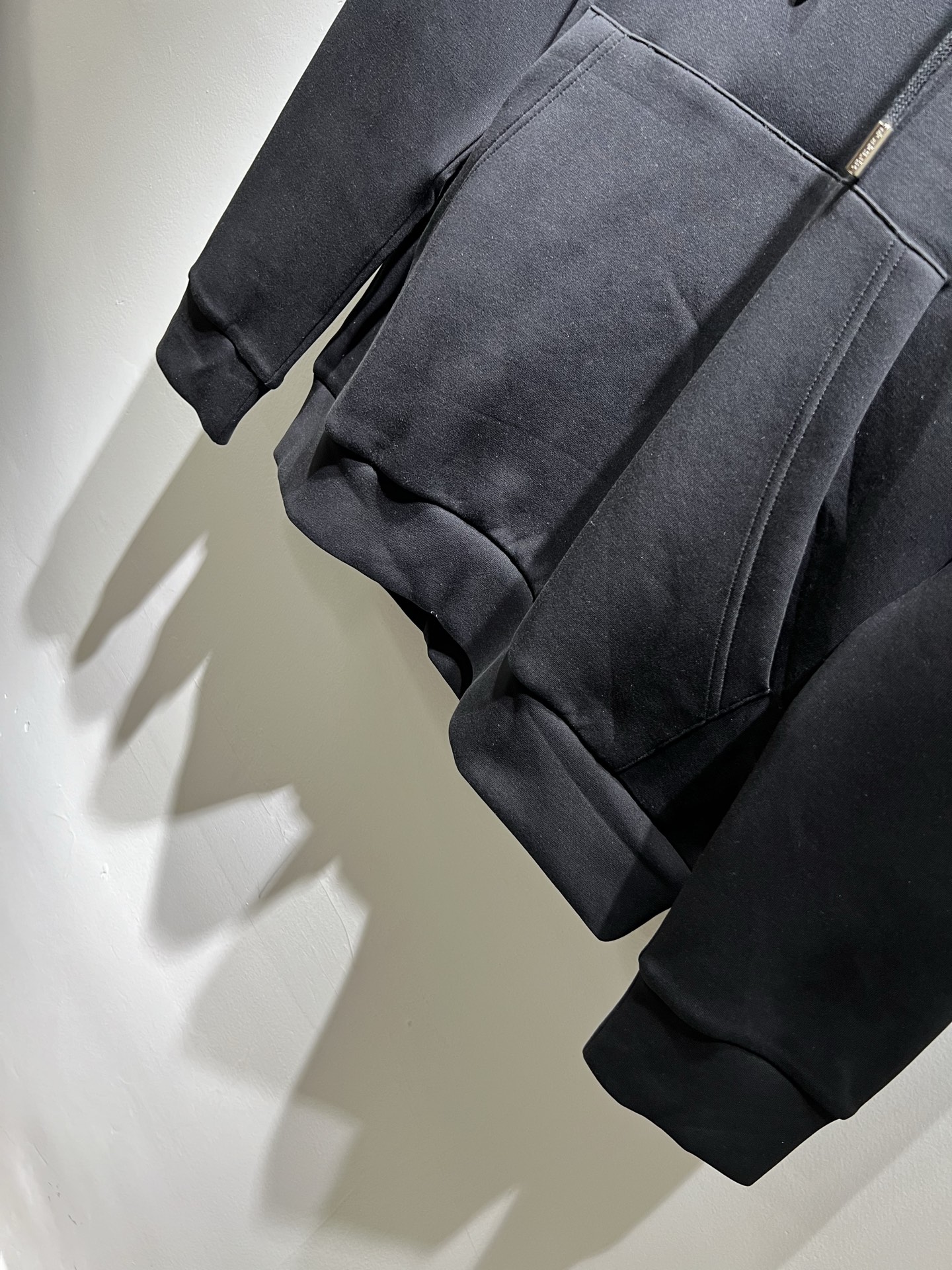 Moncl*r蒙*口2025秋冬男女同款情侣款👫最新的贸易订单长袖卫衣，全品相！！网红款！工艺采用图案l