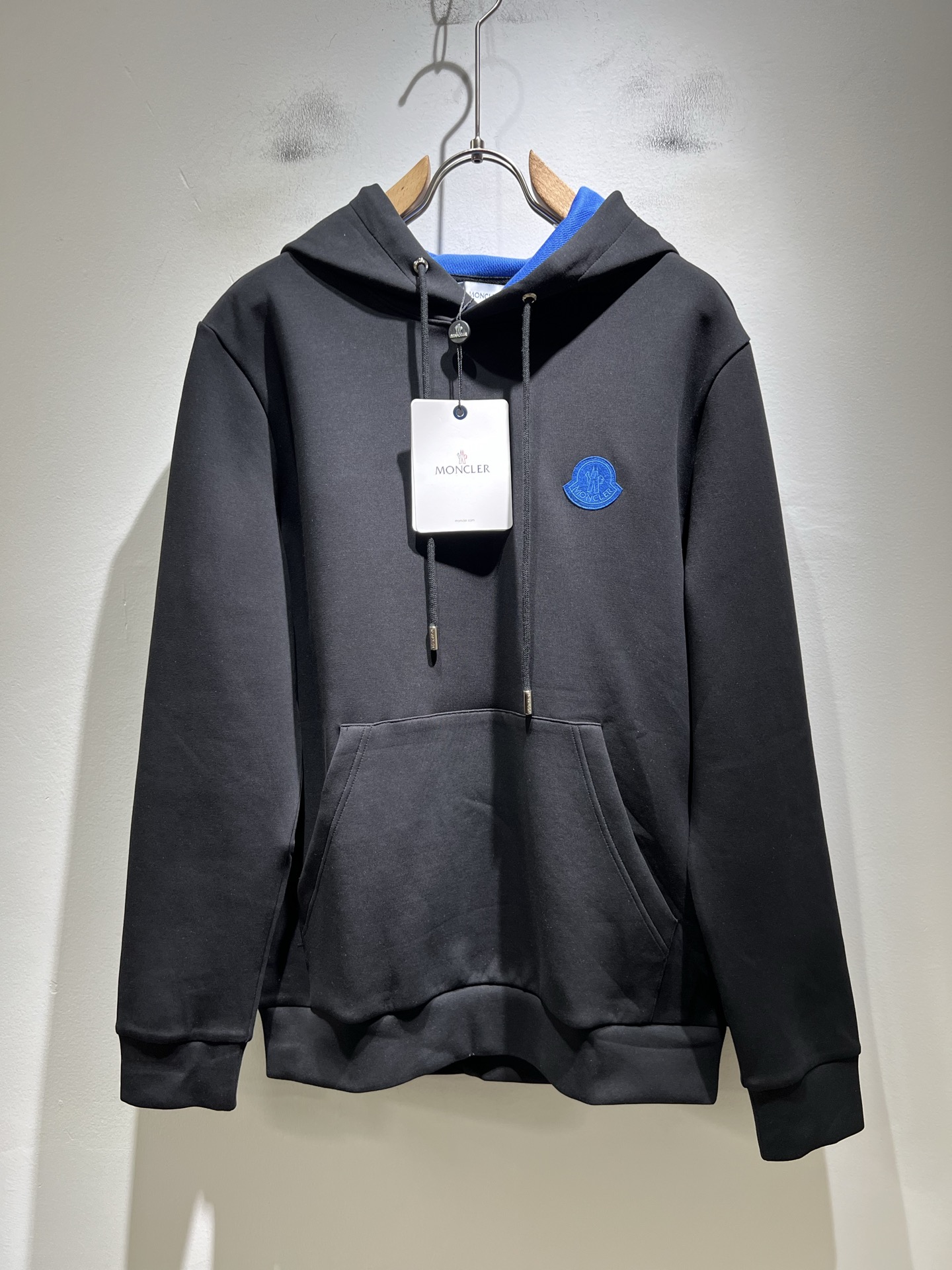 NO:610501,Moncl*r Men's and women's 2025 autumn and winter same style couple's latest trade order long-sleeved sweatshirt, all in good condition!  !  Internet celebrity model!  The craftsmanship is designed using pattern logo embroidery badge craftsmanship!  The upper body is comfortable and breathable, not stiff, and the overall body has a rich three-dimensional feel. It is a quality export order and is customized with exclusive pure cotton fabric tailoring to meet the simple needs of commuters. The upper body effect is very good, slimming, and not picky about the figure. The fabric workmanship... is impeccable. Only good craftsmanship and good fabrics can make you wear a good taste. It is a must-have item for everyone!  Size S-XL,,hoodie,sweatshirts,alexander wang19860909Moncl*r蒙*口2025秋冬男女同款情侣款最新的贸易订单长袖卫衣,全品相！！网红款！工艺采用图案logo刺绣徽章工艺设计！上身舒适透气,不僵硬,整体有着丰富的立体感,品质出口订单,定制专属纯棉面料剪裁,满足通勤人们对于着装的简约需求,上身效果很好,显瘦,不挑剔身材.面料做工....无可挑剔,好工艺好面料才能穿出好品味一款,人手必备单品！尺码S-XL,,hoodie,sweatshirts,alexander wang,Men's clothing