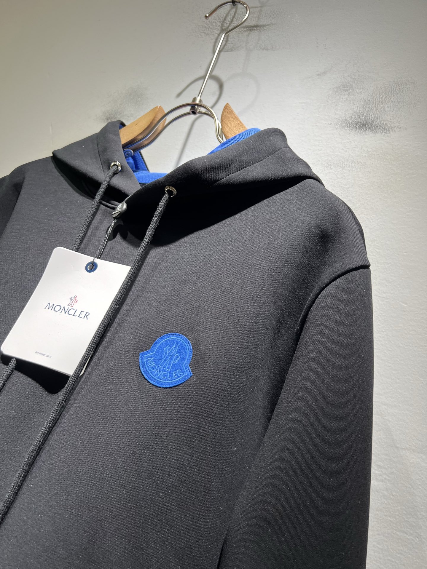 Moncl*r蒙*口2025秋冬男女同款情侣款👫最新的贸易订单长袖卫衣，全品相！！网红款！工艺采用图案l