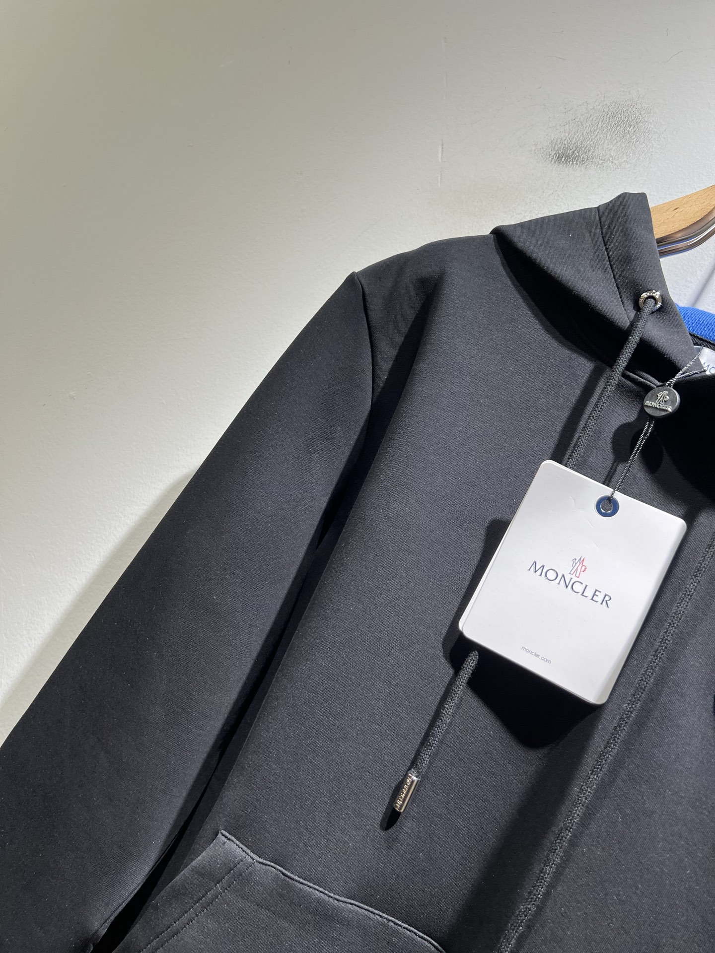 Moncl*r蒙*口2025秋冬男女同款情侣款👫最新的贸易订单长袖卫衣，全品相！！网红款！工艺采用图案l