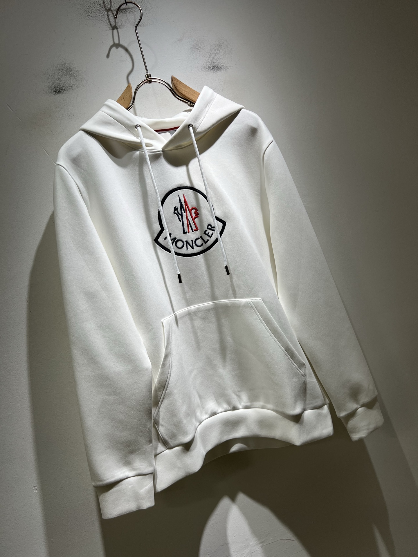 Moncl*r蒙*口2025秋冬男女同款情侣款👫最新的贸易订单长袖卫衣，全品相！！网红款！工艺采用图案l