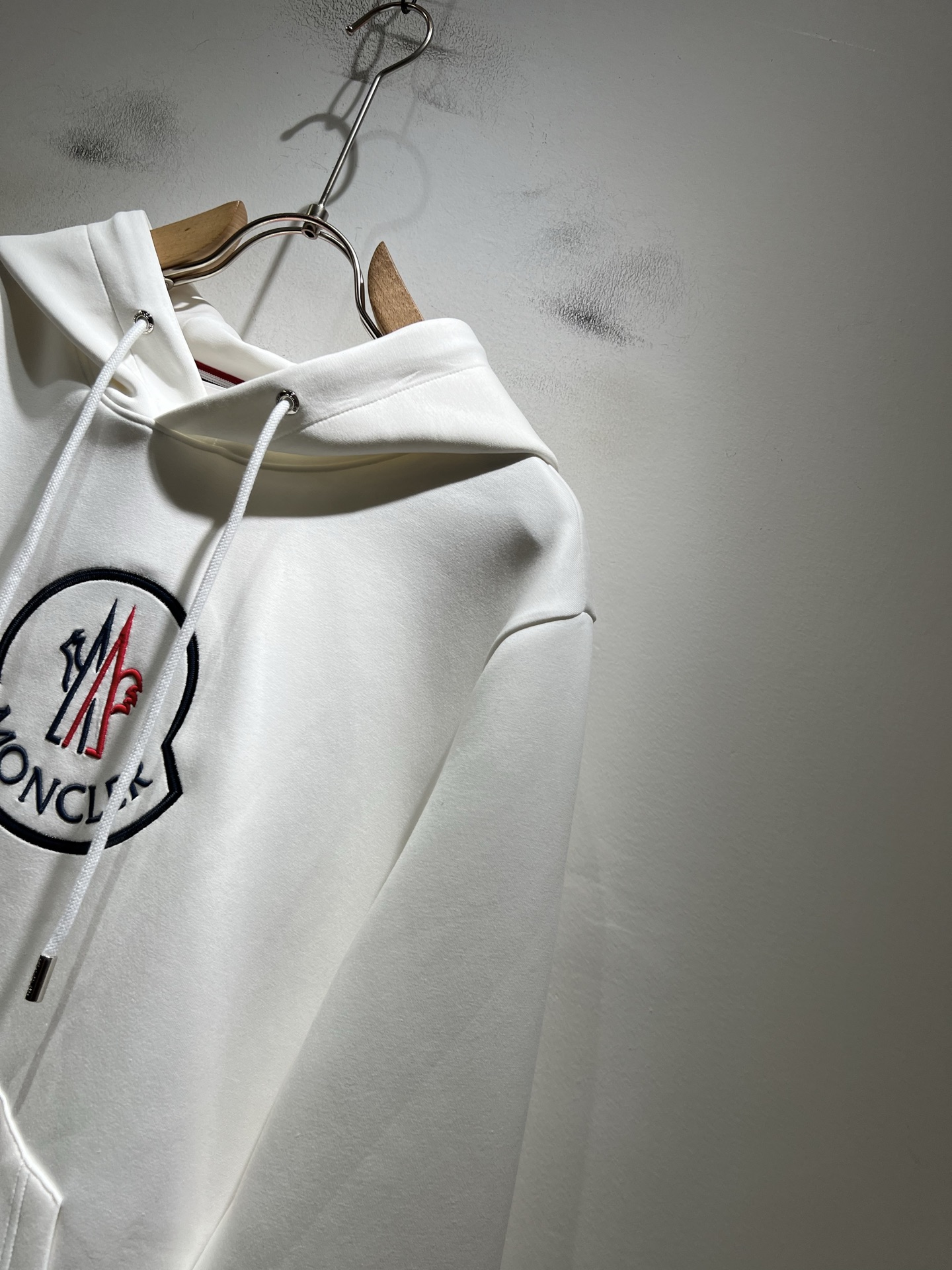 Moncl*r蒙*口2025秋冬男女同款情侣款👫最新的贸易订单长袖卫衣，全品相！！网红款！工艺采用图案l