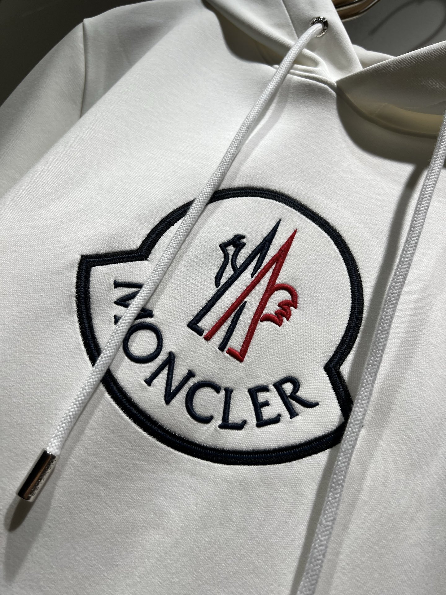 Moncl*r蒙*口2025秋冬男女同款情侣款👫最新的贸易订单长袖卫衣，全品相！！网红款！工艺采用图案l