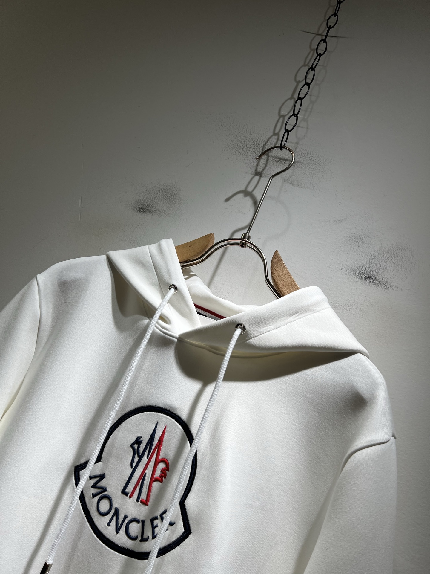 Moncl*r蒙*口2025秋冬男女同款情侣款👫最新的贸易订单长袖卫衣，全品相！！网红款！工艺采用图案l