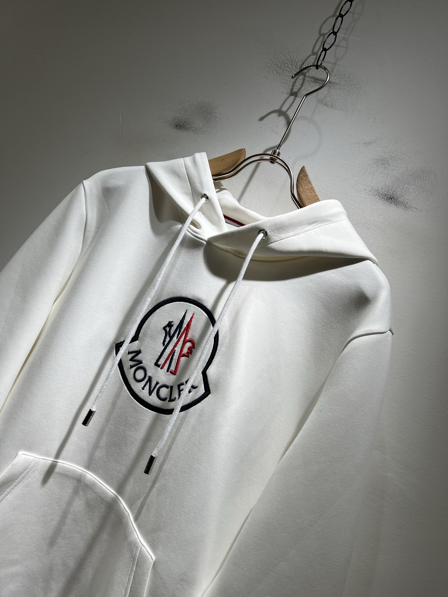 Moncl*r蒙*口2025秋冬男女同款情侣款👫最新的贸易订单长袖卫衣，全品相！！网红款！工艺采用图案l