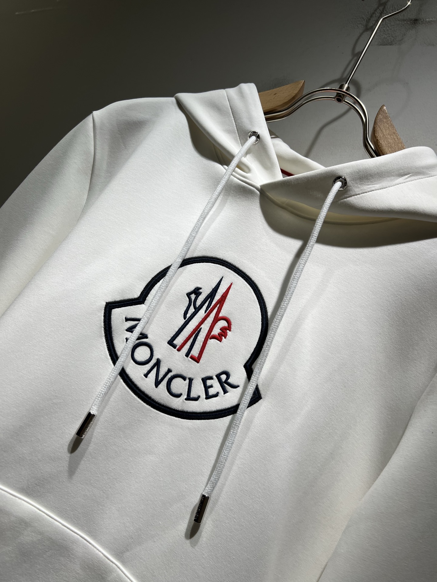 Moncl*r蒙*口2025秋冬男女同款情侣款👫最新的贸易订单长袖卫衣，全品相！！网红款！工艺采用图案l