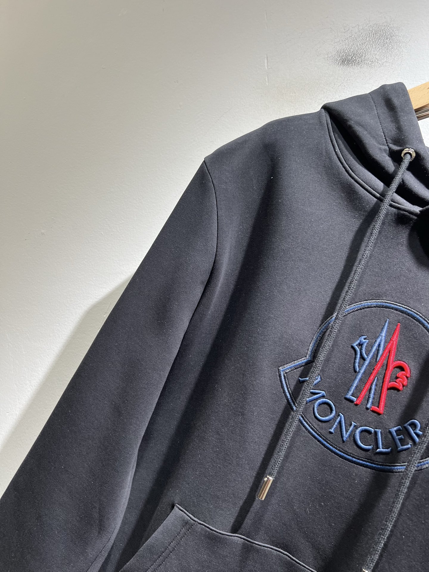 Moncl*r蒙*口2025秋冬男女同款情侣款👫最新的贸易订单长袖卫衣，全品相！！网红款！工艺采用图案l