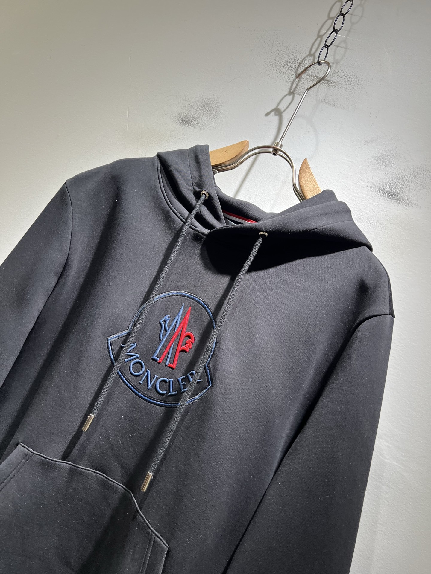 Moncl*r蒙*口2025秋冬男女同款情侣款👫最新的贸易订单长袖卫衣，全品相！！网红款！工艺采用图案l