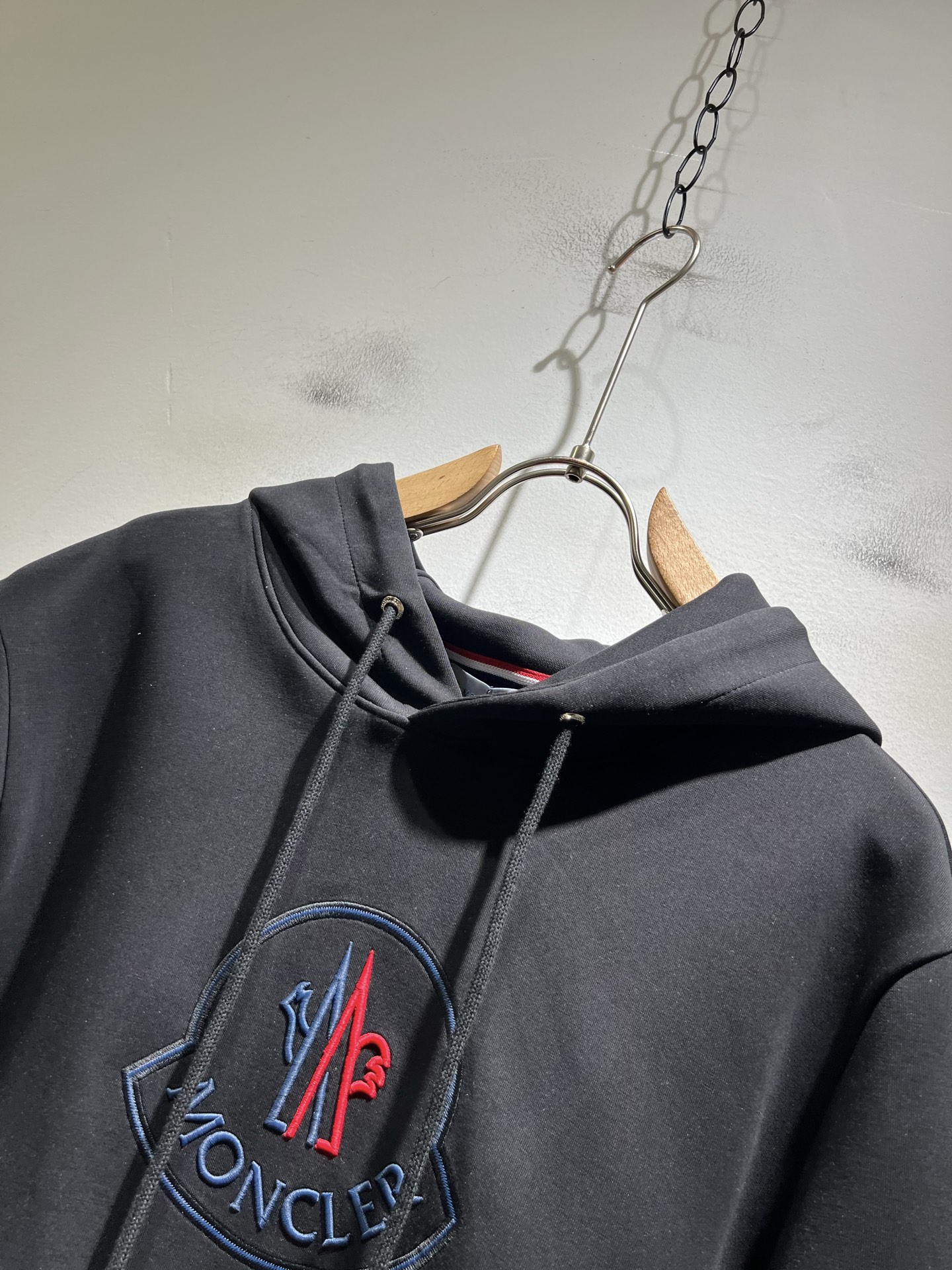 Moncl*r蒙*口2025秋冬男女同款情侣款👫最新的贸易订单长袖卫衣，全品相！！网红款！工艺采用图案l