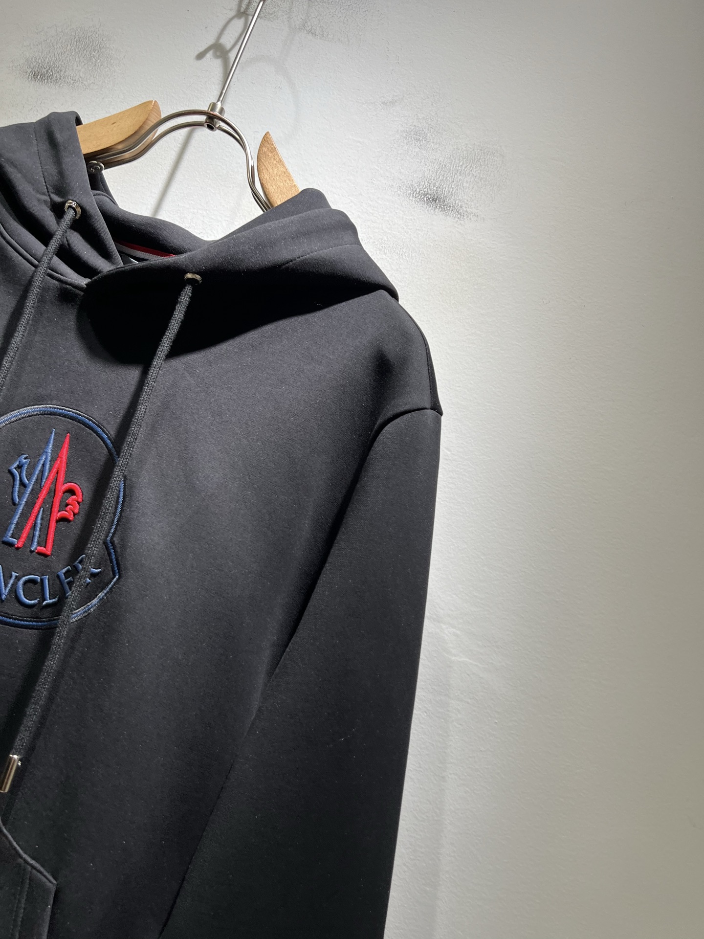 Moncl*r蒙*口2025秋冬男女同款情侣款👫最新的贸易订单长袖卫衣，全品相！！网红款！工艺采用图案l