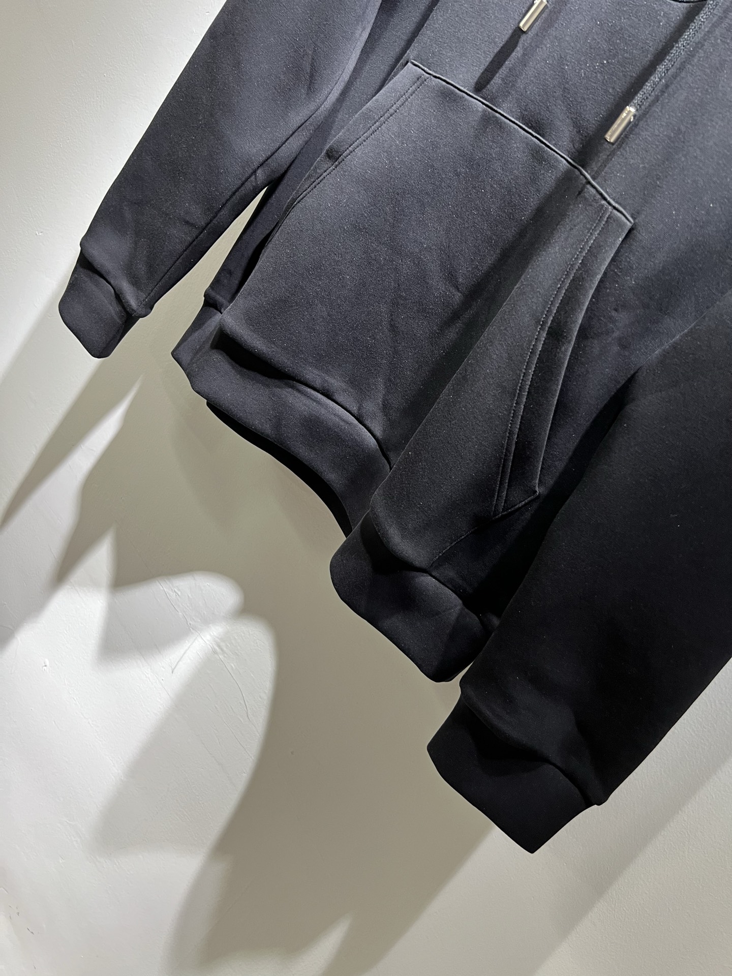 Moncl*r蒙*口2025秋冬男女同款情侣款👫最新的贸易订单长袖卫衣，全品相！！网红款！工艺采用图案l