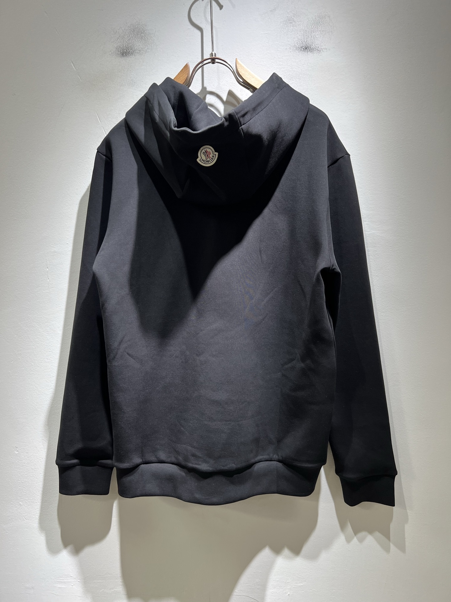 Moncl*r蒙*口2025秋冬男女同款情侣款👫最新的贸易订单长袖卫衣，全品相！！网红款！工艺采用图案l