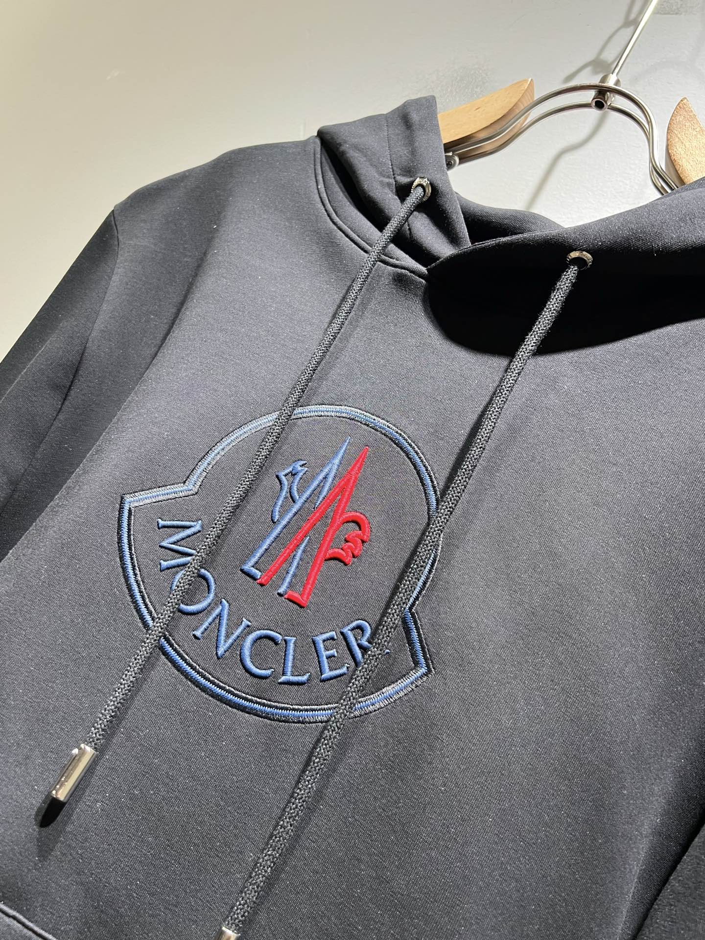 Moncl*r蒙*口2025秋冬男女同款情侣款👫最新的贸易订单长袖卫衣，全品相！！网红款！工艺采用图案l