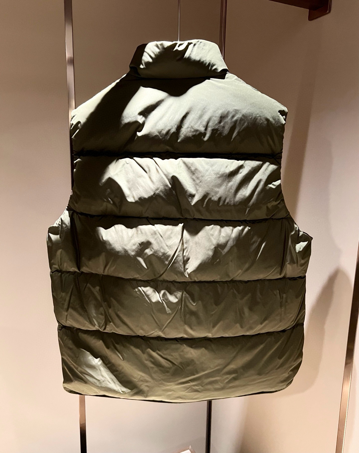 。Prad*a 普*达2025秋冬男女同款👫羽绒服马甲外套，现货 Prad* 羽绒面料夹克 防水羽绒服保