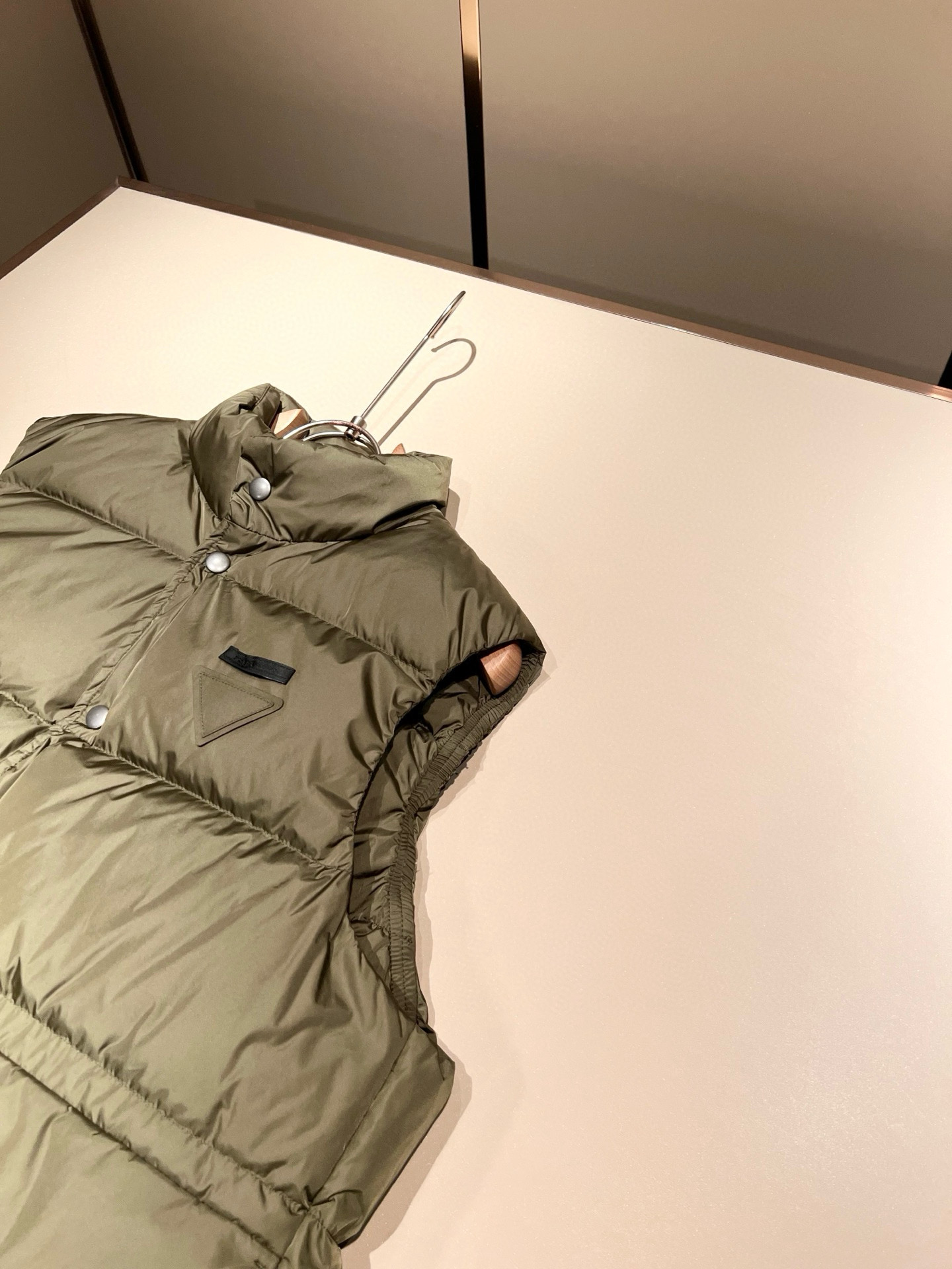 。Prad*a 普*达2025秋冬男女同款👫羽绒服马甲外套，现货 Prad* 羽绒面料夹克 防水羽绒服保