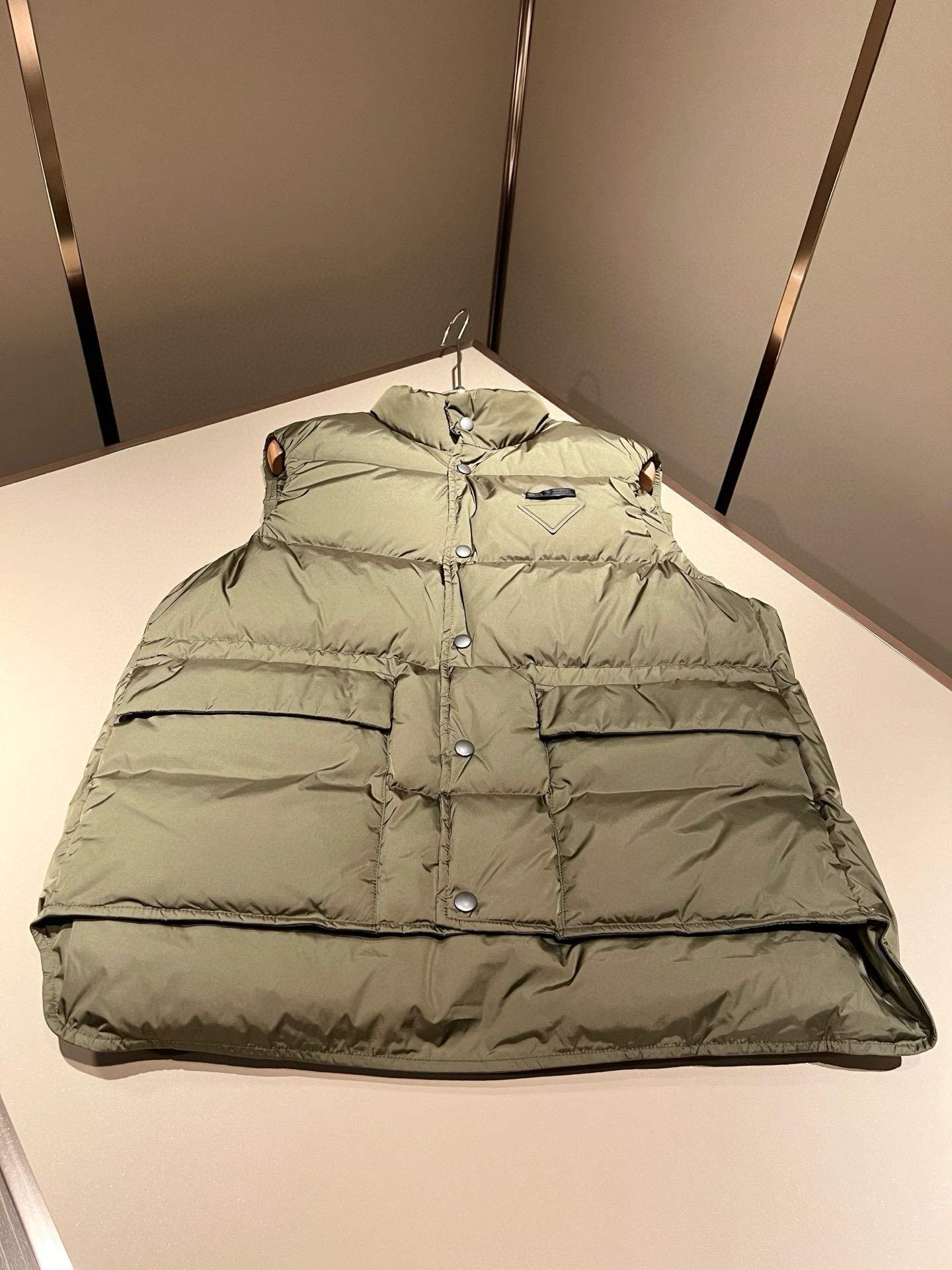 。Prad*a 普*达2025秋冬男女同款👫羽绒服马甲外套，现货 Prad* 羽绒面料夹克 防水羽绒服保