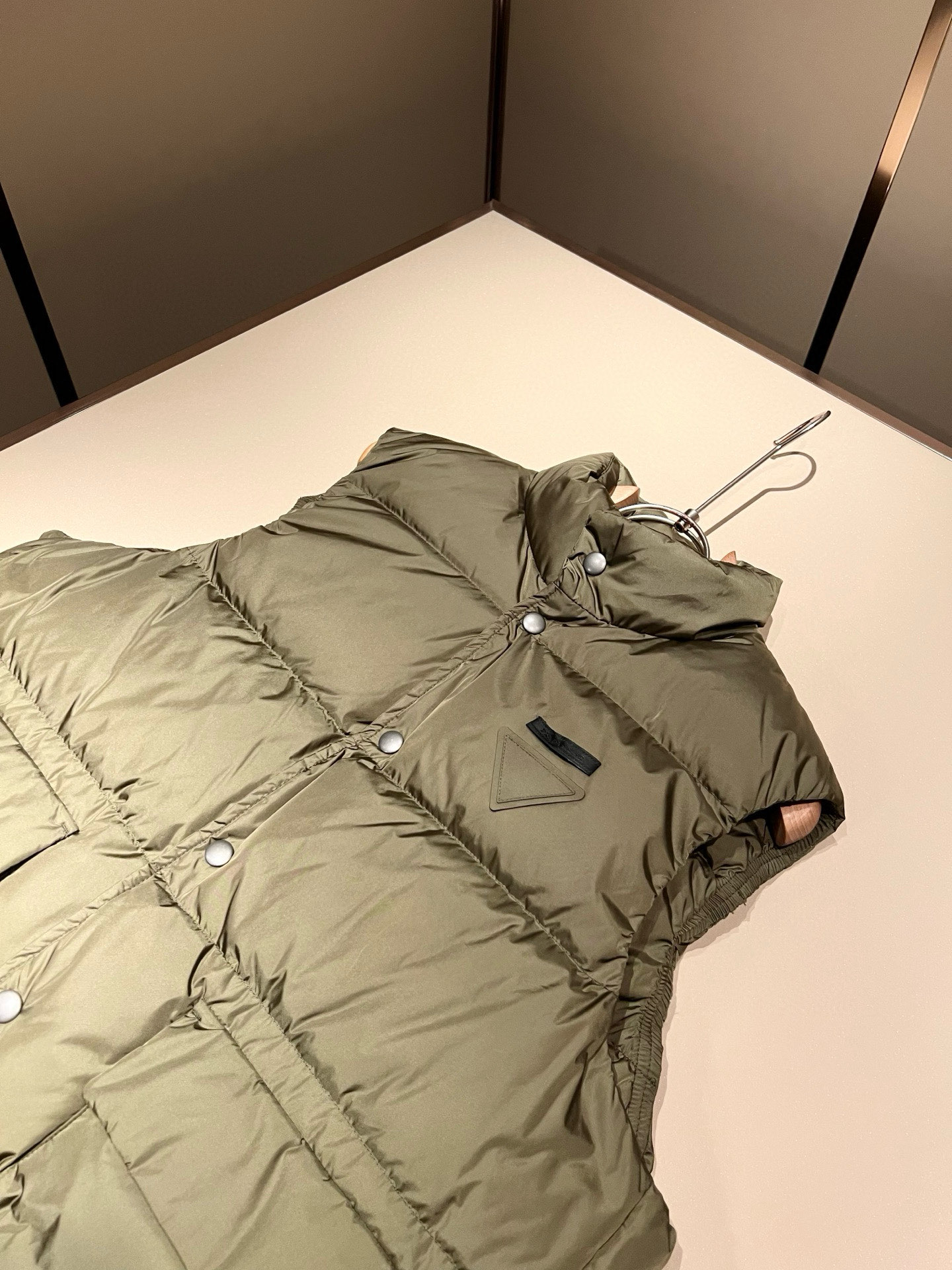 。Prad*a 普*达2025秋冬男女同款👫羽绒服马甲外套，现货 Prad* 羽绒面料夹克 防水羽绒服保