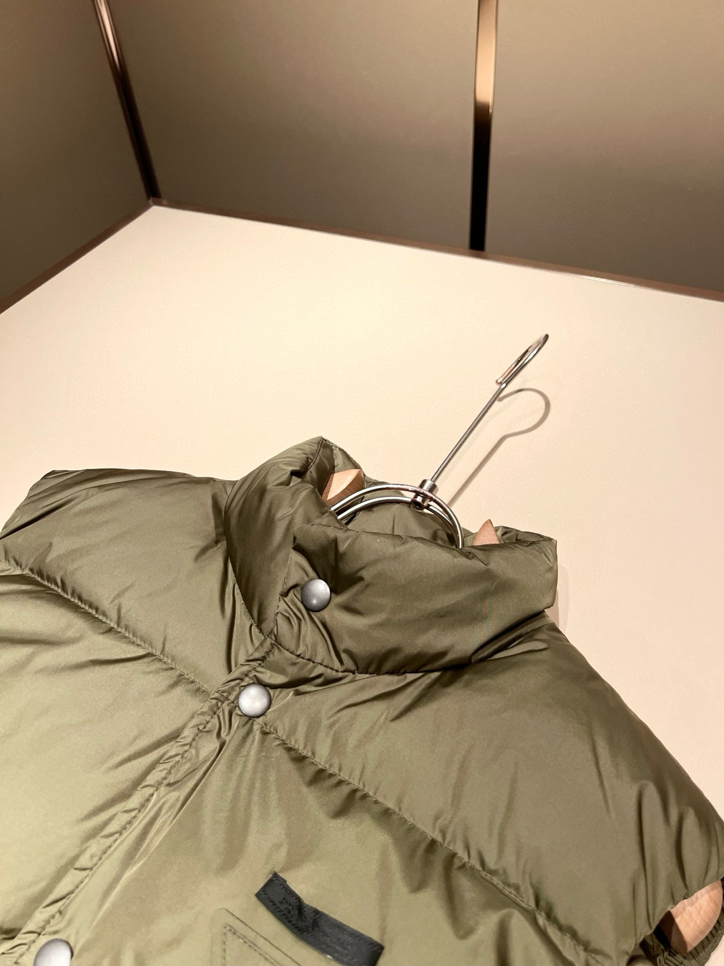 。Prad*a 普*达2025秋冬男女同款👫羽绒服马甲外套，现货 Prad* 羽绒面料夹克 防水羽绒服保