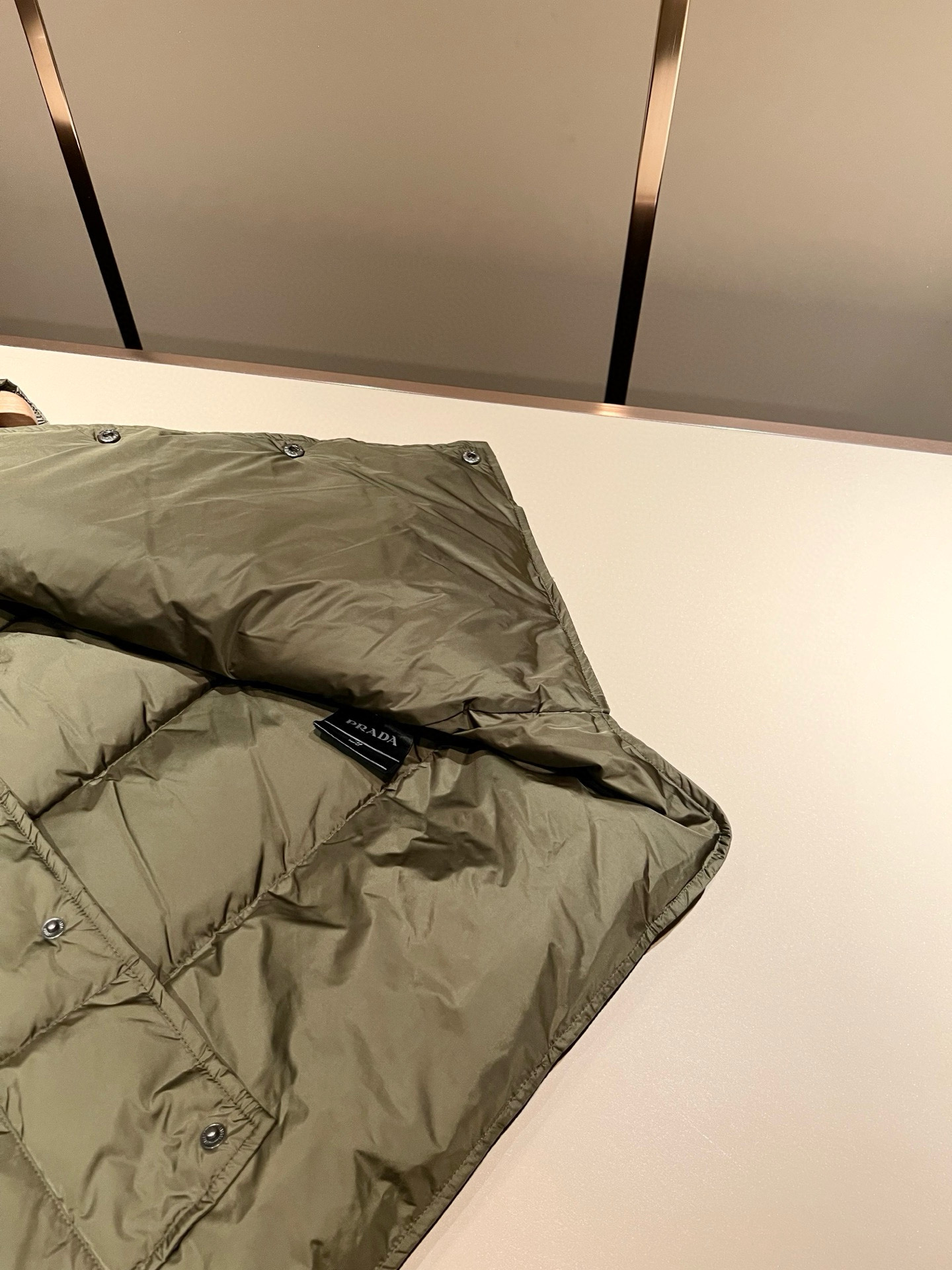 。Prad*a 普*达2025秋冬男女同款👫羽绒服马甲外套，现货 Prad* 羽绒面料夹克 防水羽绒服保