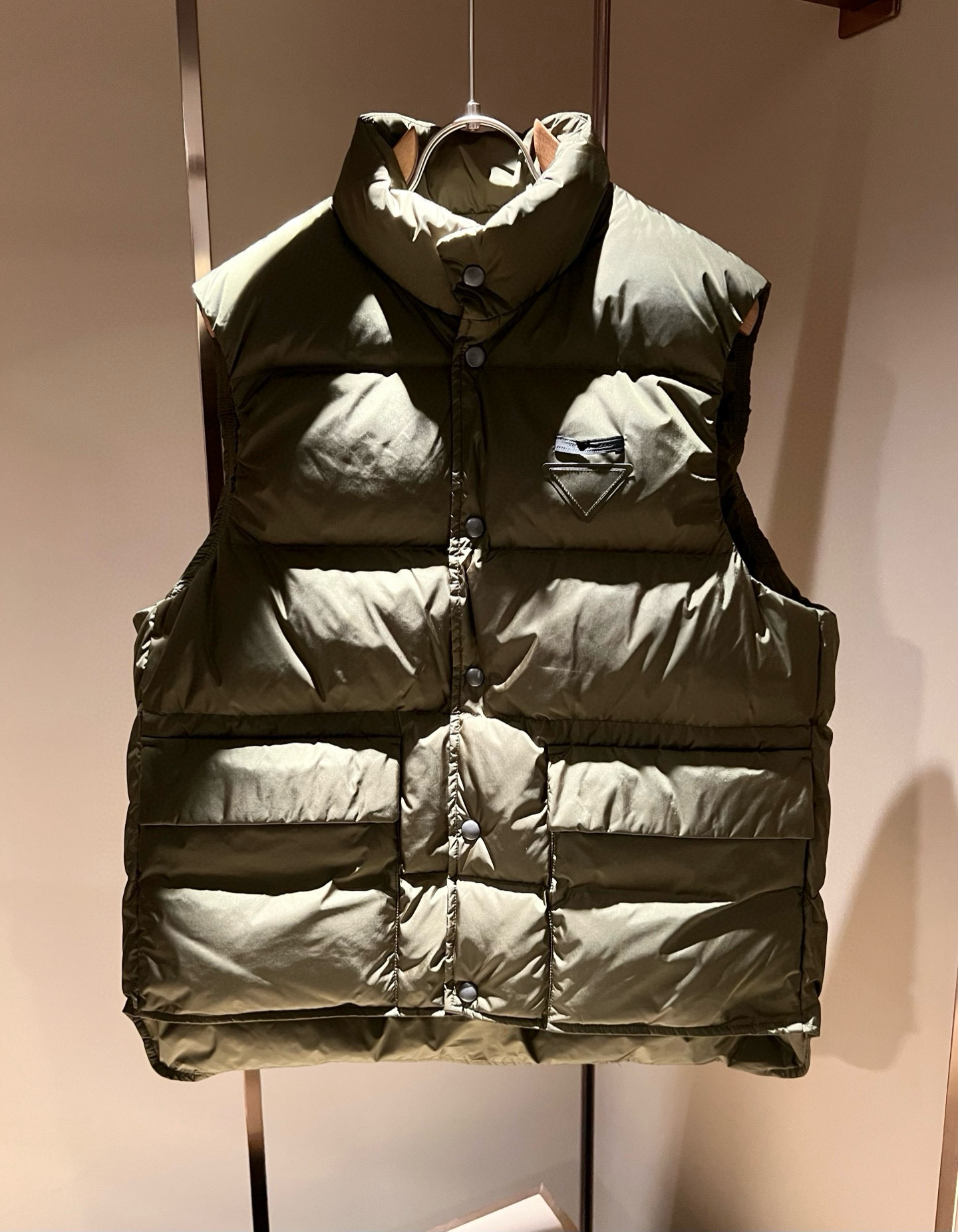 。Prad*a 普*达2025秋冬男女同款👫羽绒服马甲外套，现货 Prad* 羽绒面料夹克 防水羽绒服保