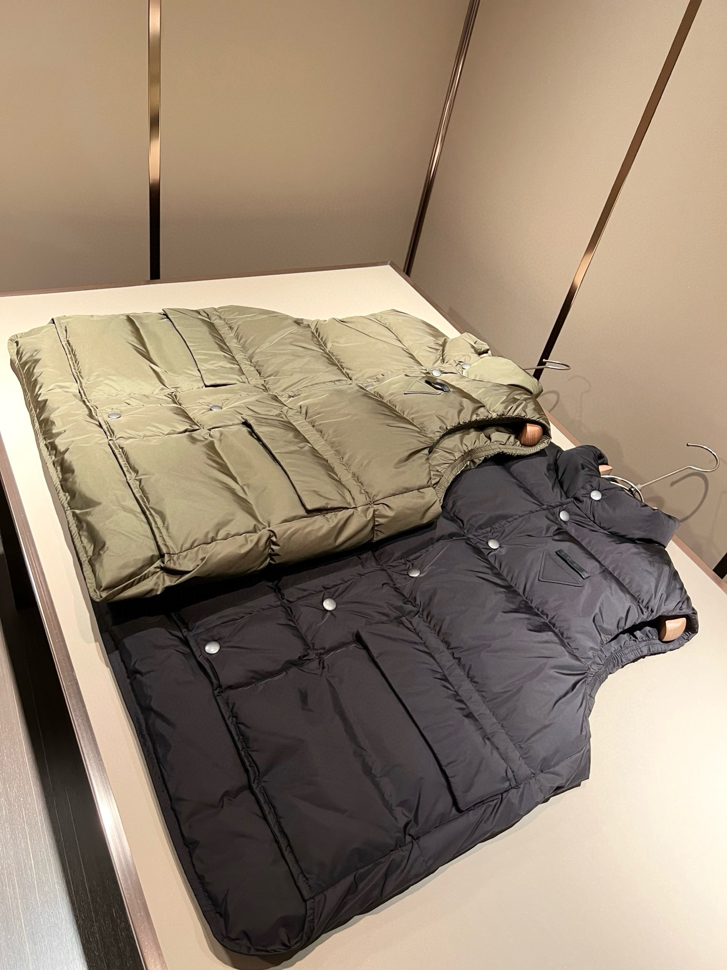 。Prad*a 普*达2025秋冬男女同款👫羽绒服马甲外套，现货 Prad* 羽绒面料夹克 防水羽绒服保