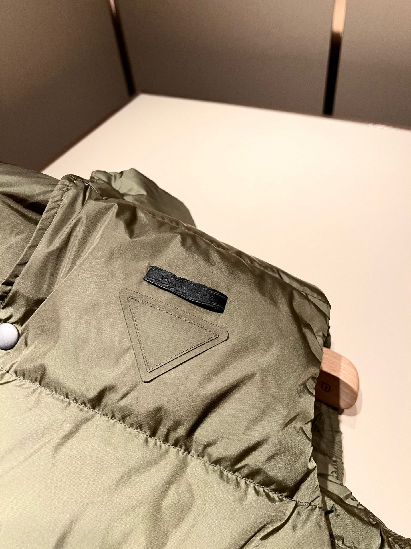 。Prad*a 普*达2025秋冬男女同款👫羽绒服马甲外套，现货 Prad* 羽绒面料夹克 防水羽绒服保