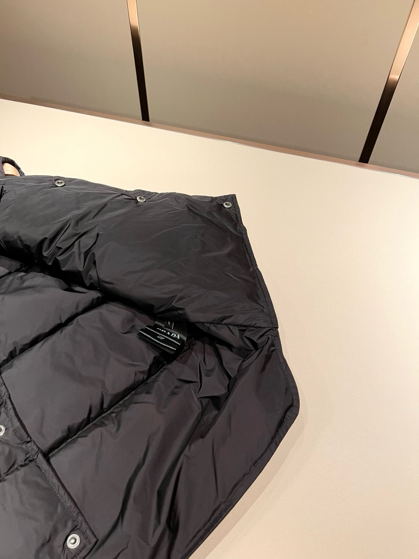 。Prad*a 普*达2025秋冬男女同款👫羽绒服马甲外套，现货 Prad* 羽绒面料夹克 防水羽绒服保