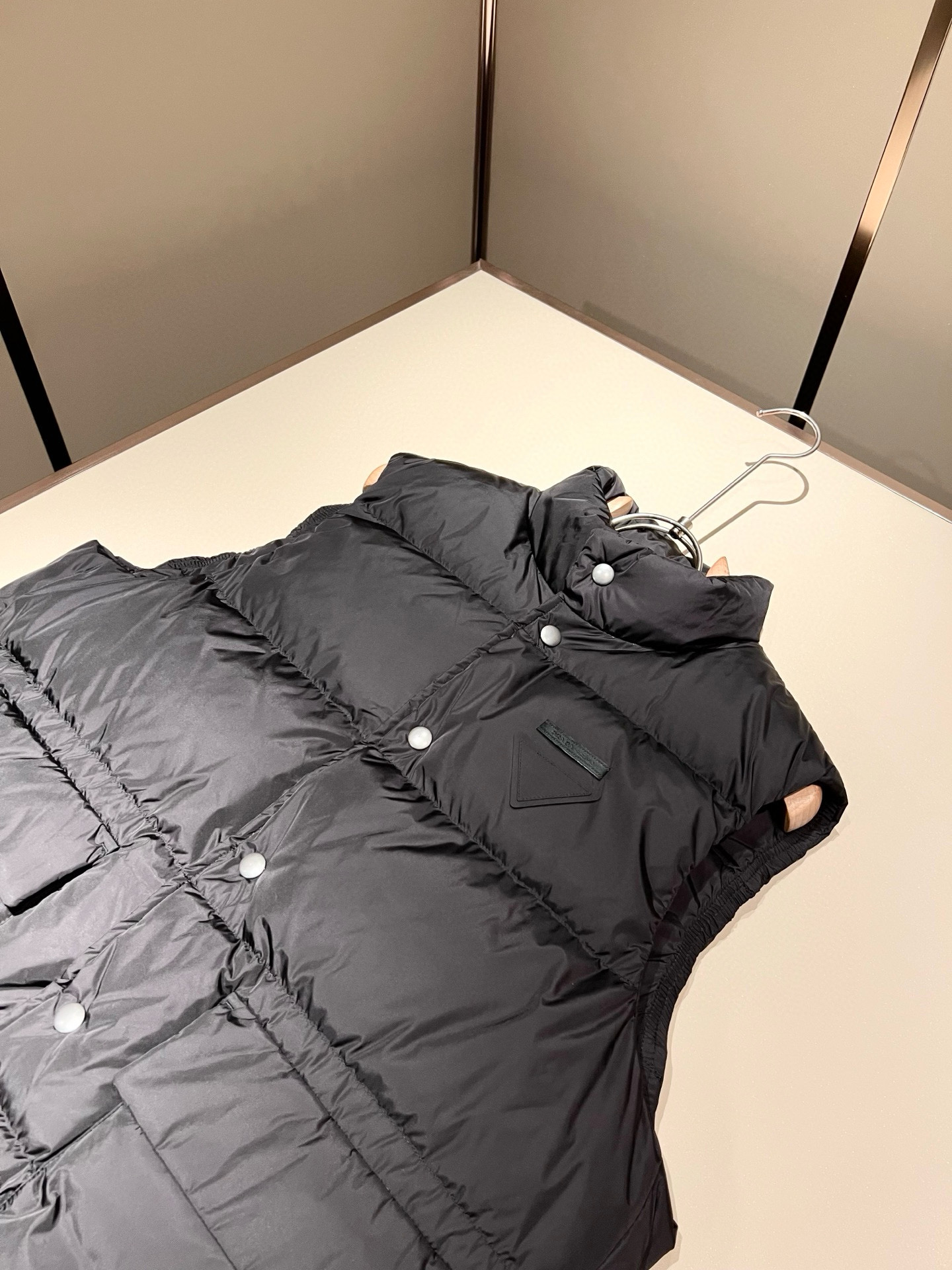 。Prad*a 普*达2025秋冬男女同款👫羽绒服马甲外套，现货 Prad* 羽绒面料夹克 防水羽绒服保