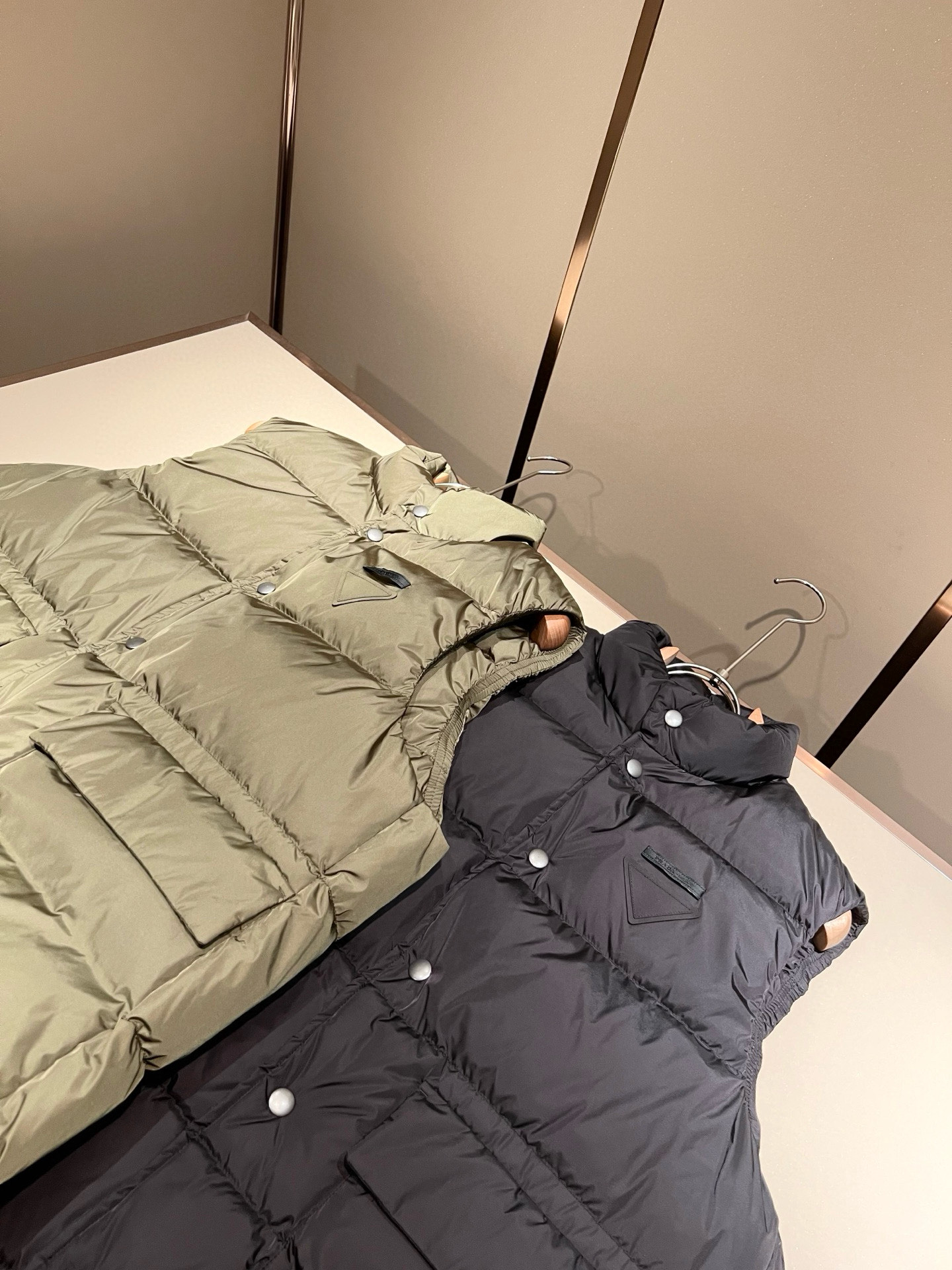 。Prad*a 普*达2025秋冬男女同款👫羽绒服马甲外套，现货 Prad* 羽绒面料夹克 防水羽绒服保