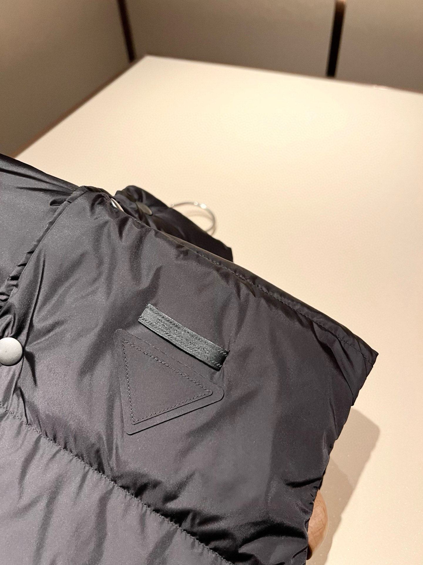 。Prad*a 普*达2025秋冬男女同款👫羽绒服马甲外套，现货 Prad* 羽绒面料夹克 防水羽绒服保