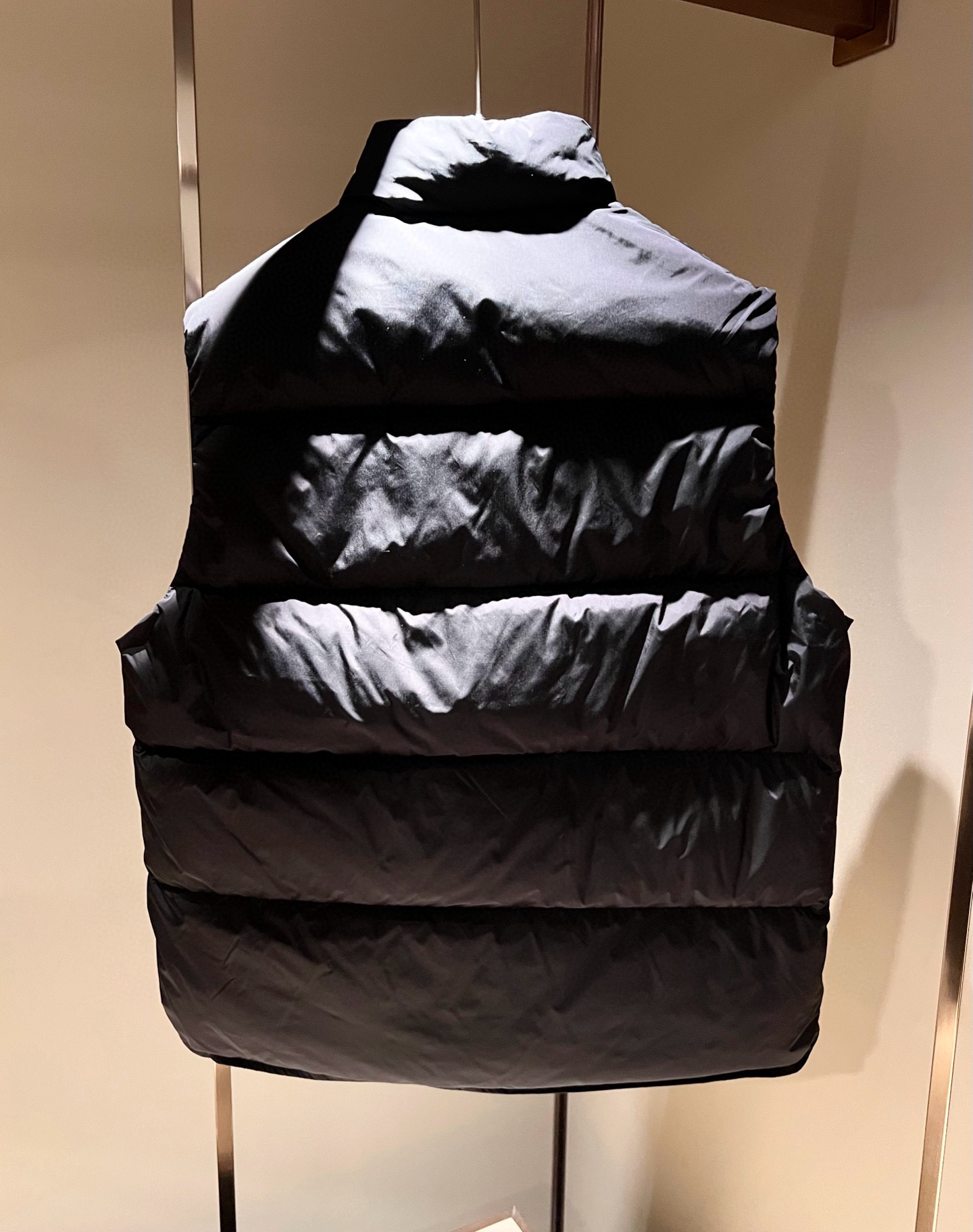 。Prad*a 普*达2025秋冬男女同款👫羽绒服马甲外套，现货 Prad* 羽绒面料夹克 防水羽绒服保