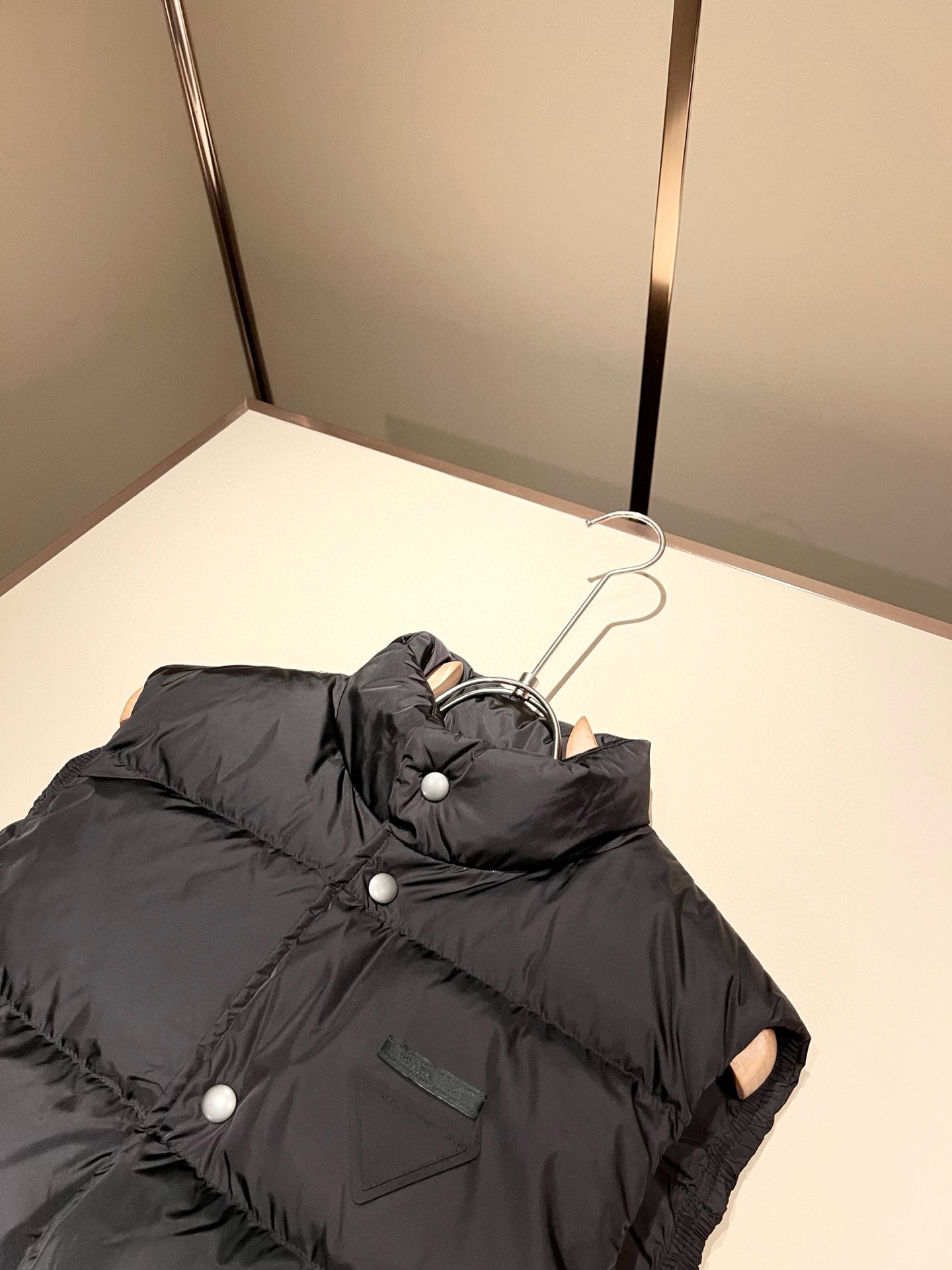 。Prad*a 普*达2025秋冬男女同款👫羽绒服马甲外套，现货 Prad* 羽绒面料夹克 防水羽绒服保