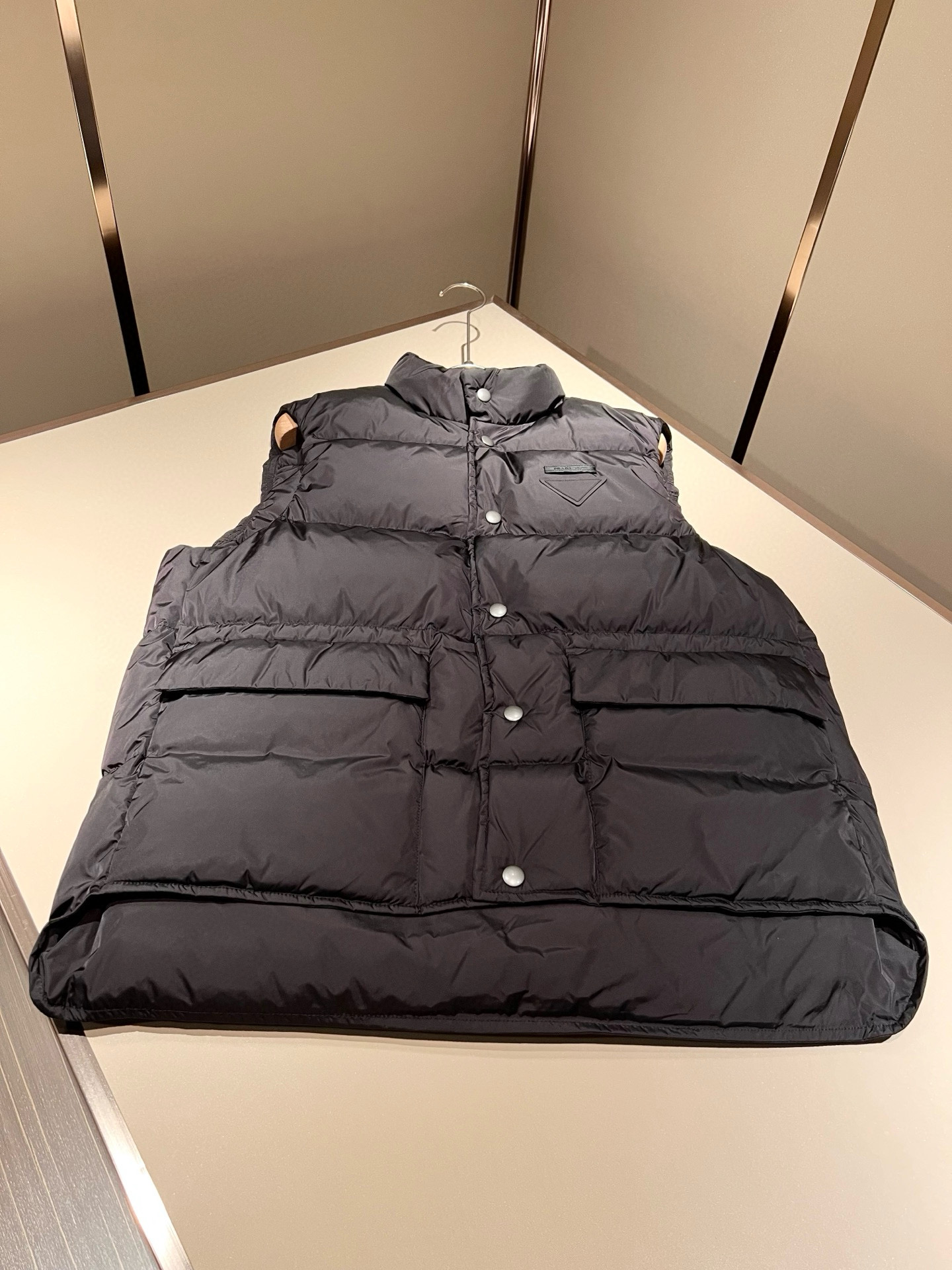 。Prad*a 普*达2025秋冬男女同款👫羽绒服马甲外套，现货 Prad* 羽绒面料夹克 防水羽绒服保