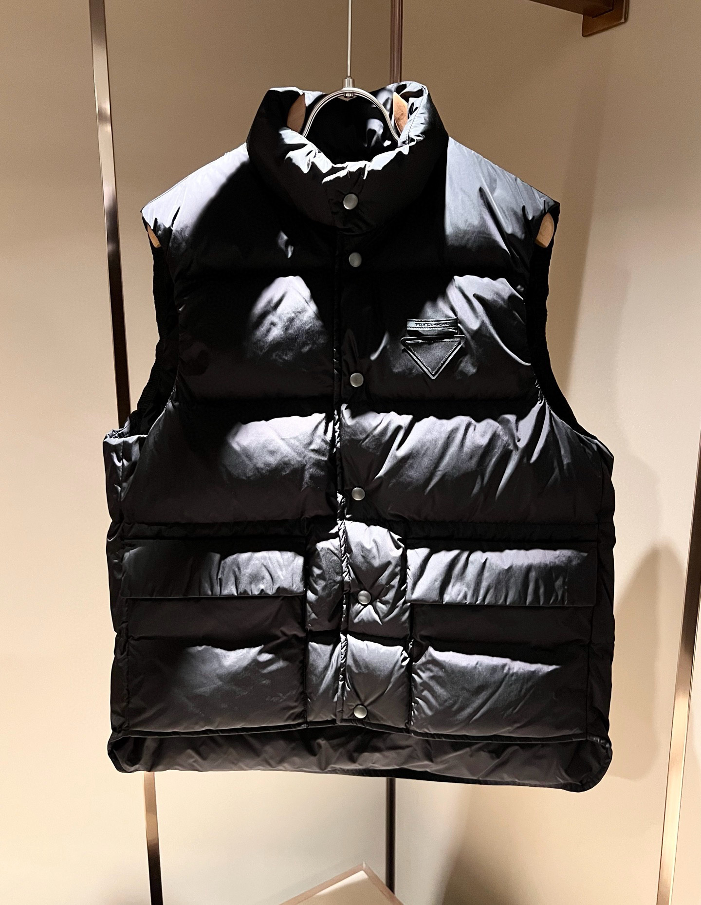 。Prad*a 普*达2025秋冬男女同款👫羽绒服马甲外套，现货 Prad* 羽绒面料夹克 防水羽绒服保