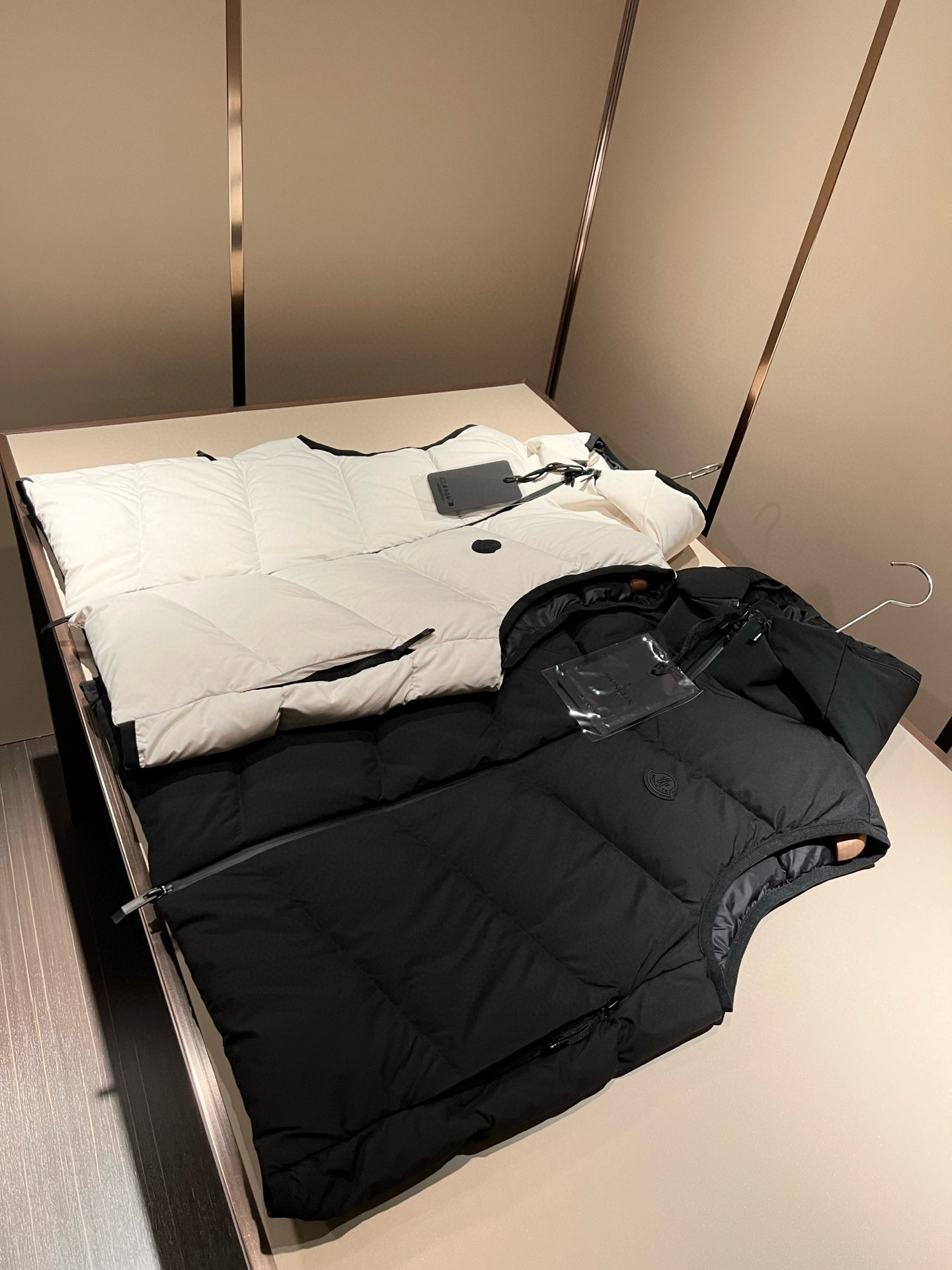 。Mon*ler蒙口 2025秋冬新款男女同款👫羽绒马甲 ！年度的压轴款登场...匠心技艺于一身的经典款