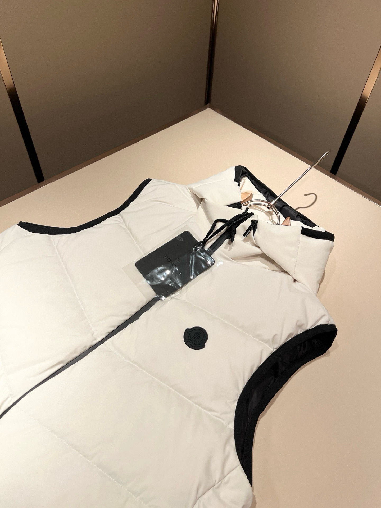 。Mon*ler蒙口 2025秋冬新款男女同款👫羽绒马甲 ！年度的压轴款登场...匠心技艺于一身的经典款