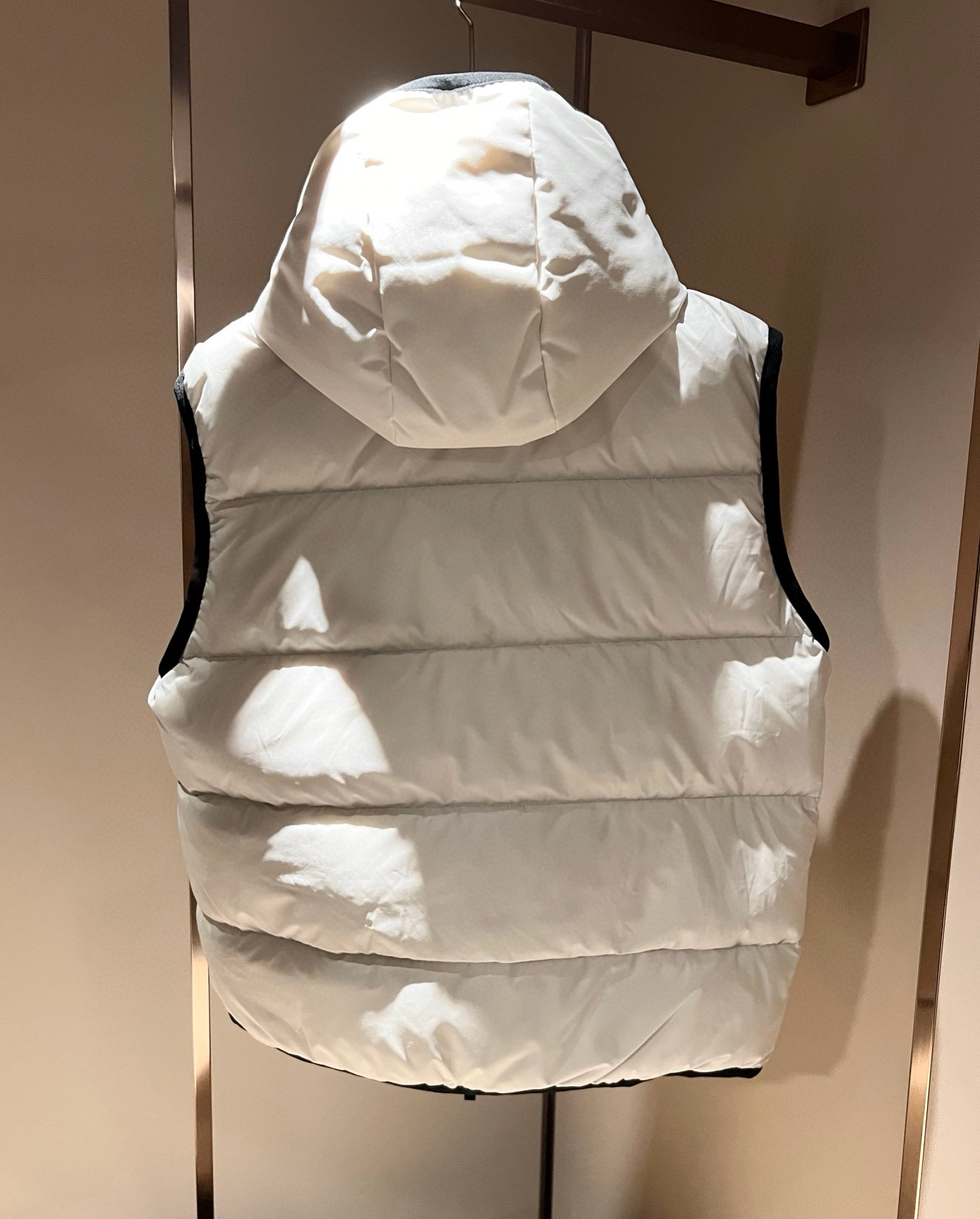 。Mon*ler蒙口 2025秋冬新款男女同款👫羽绒马甲 ！年度的压轴款登场...匠心技艺于一身的经典款