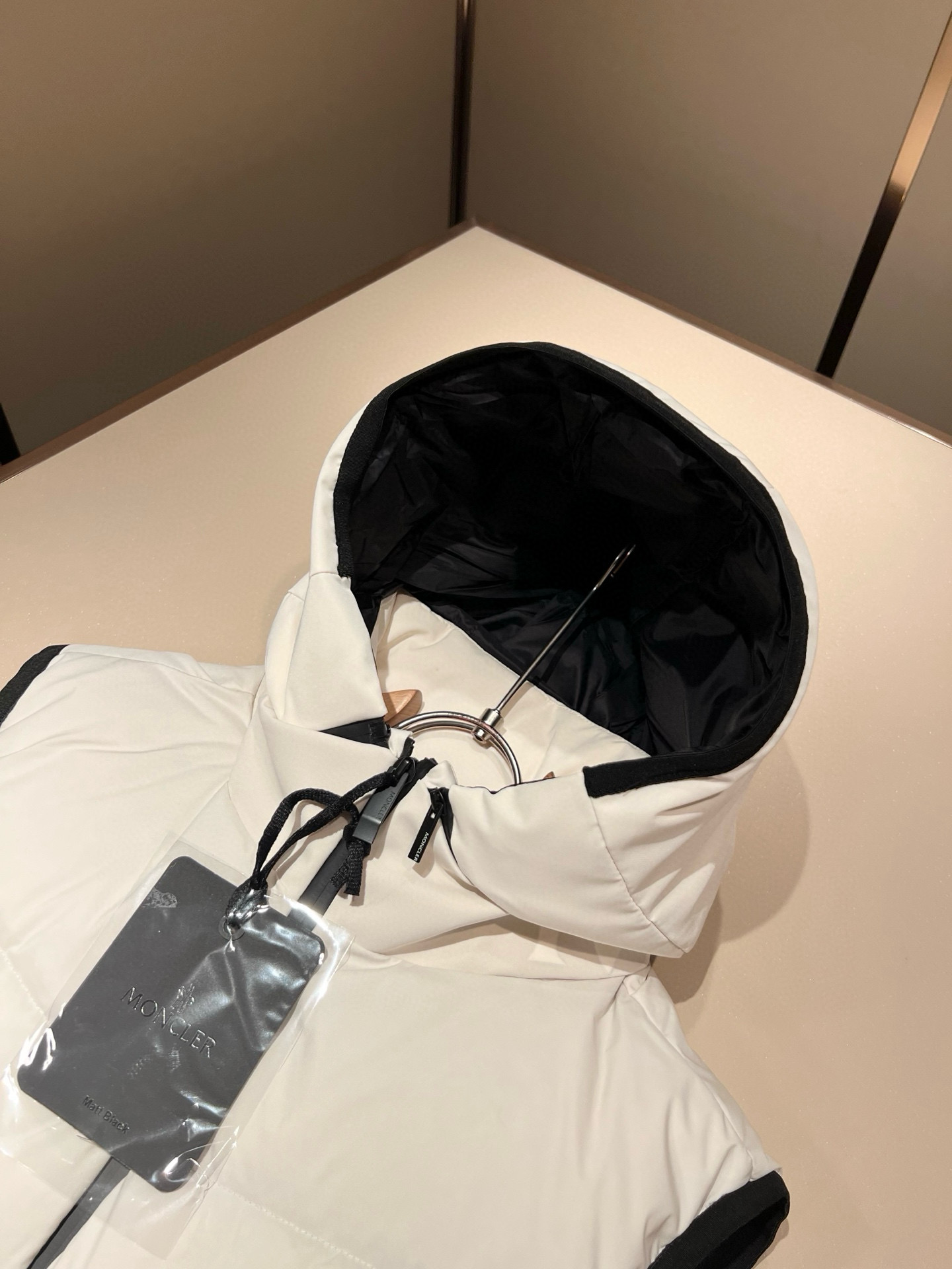 。Mon*ler蒙口 2025秋冬新款男女同款👫羽绒马甲 ！年度的压轴款登场...匠心技艺于一身的经典款