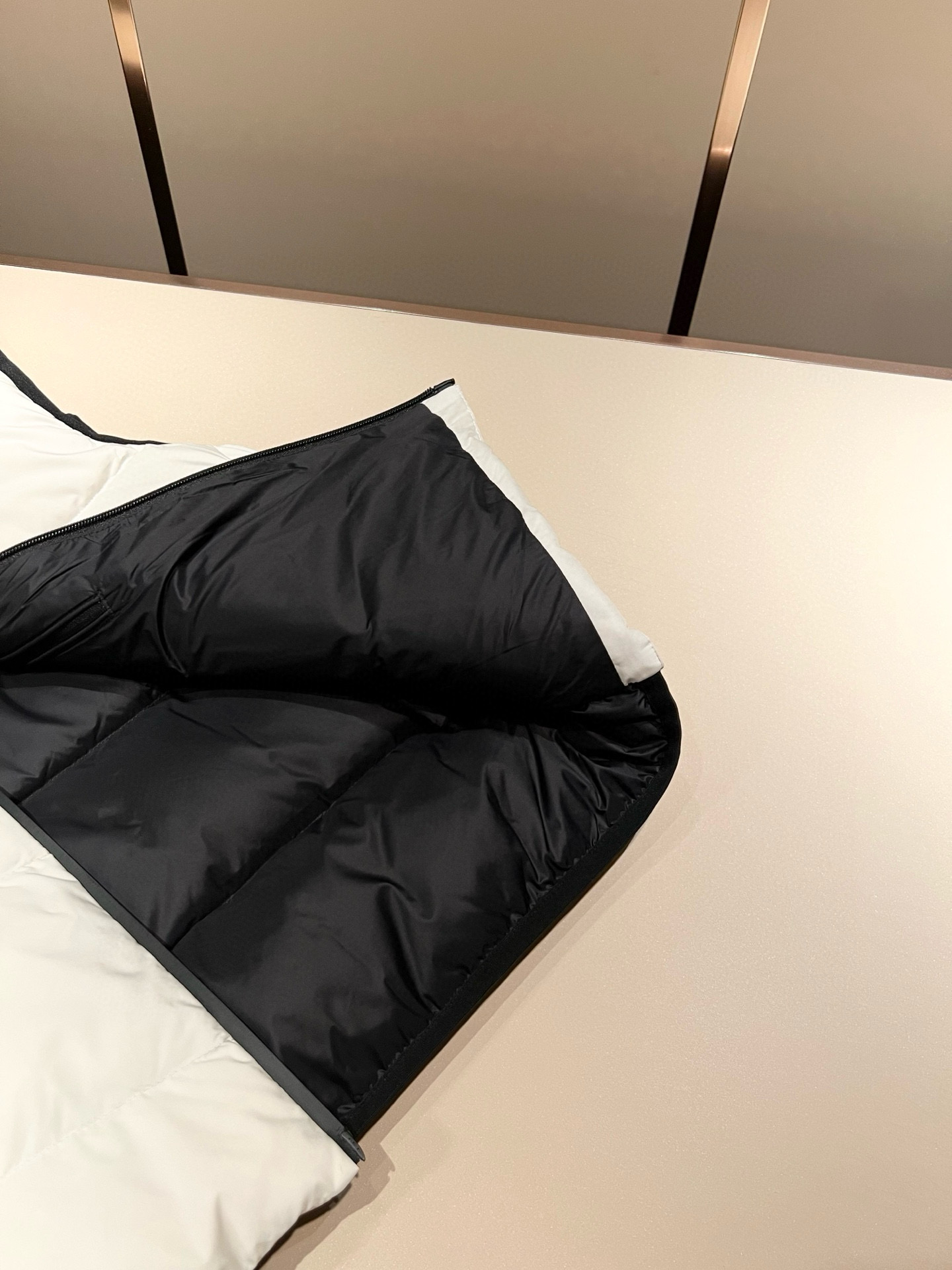 。Mon*ler蒙口 2025秋冬新款男女同款👫羽绒马甲 ！年度的压轴款登场...匠心技艺于一身的经典款