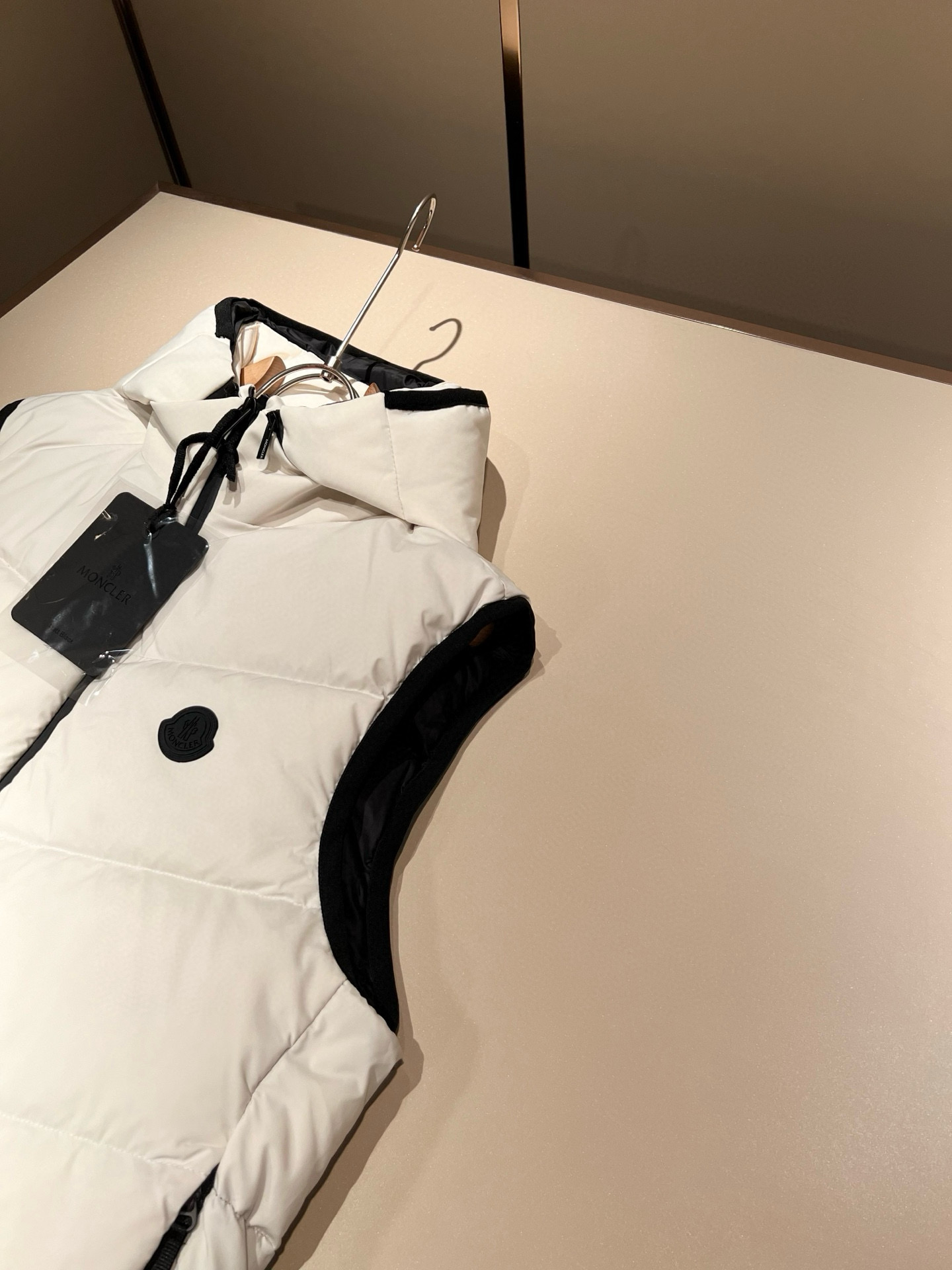 。Mon*ler蒙口 2025秋冬新款男女同款👫羽绒马甲 ！年度的压轴款登场...匠心技艺于一身的经典款