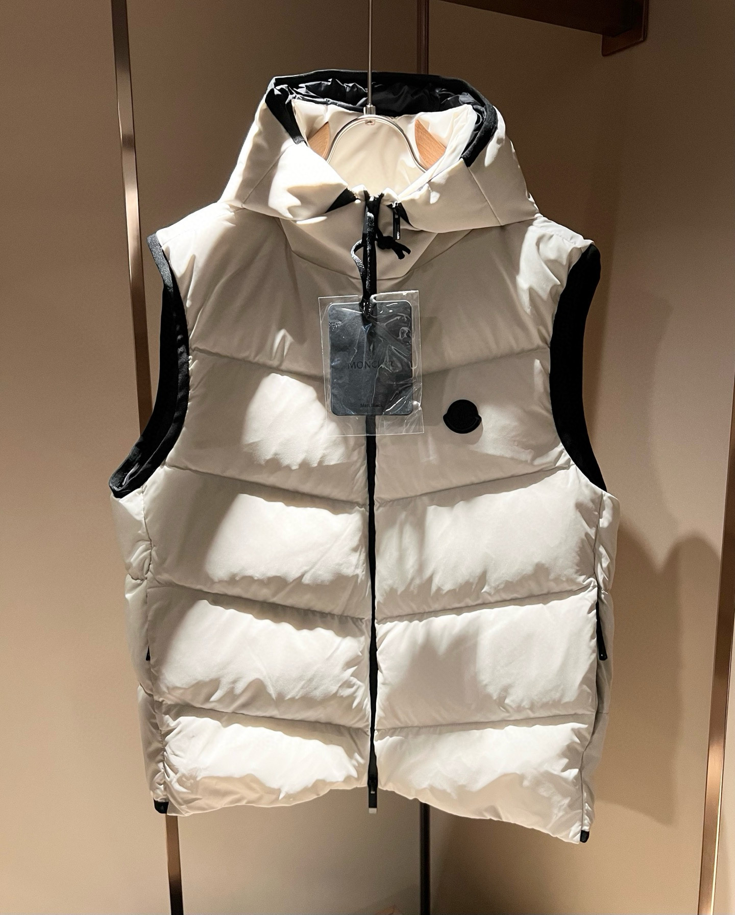 。Mon*ler蒙口 2025秋冬新款男女同款👫羽绒马甲 ！年度的压轴款登场...匠心技艺于一身的经典款