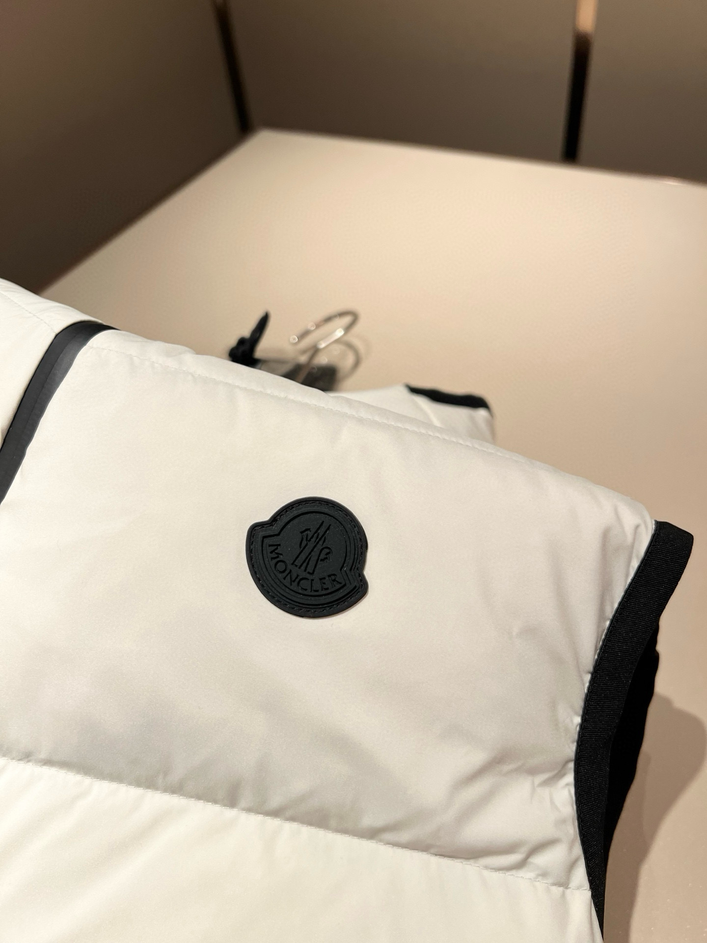 。Mon*ler蒙口 2025秋冬新款男女同款👫羽绒马甲 ！年度的压轴款登场...匠心技艺于一身的经典款