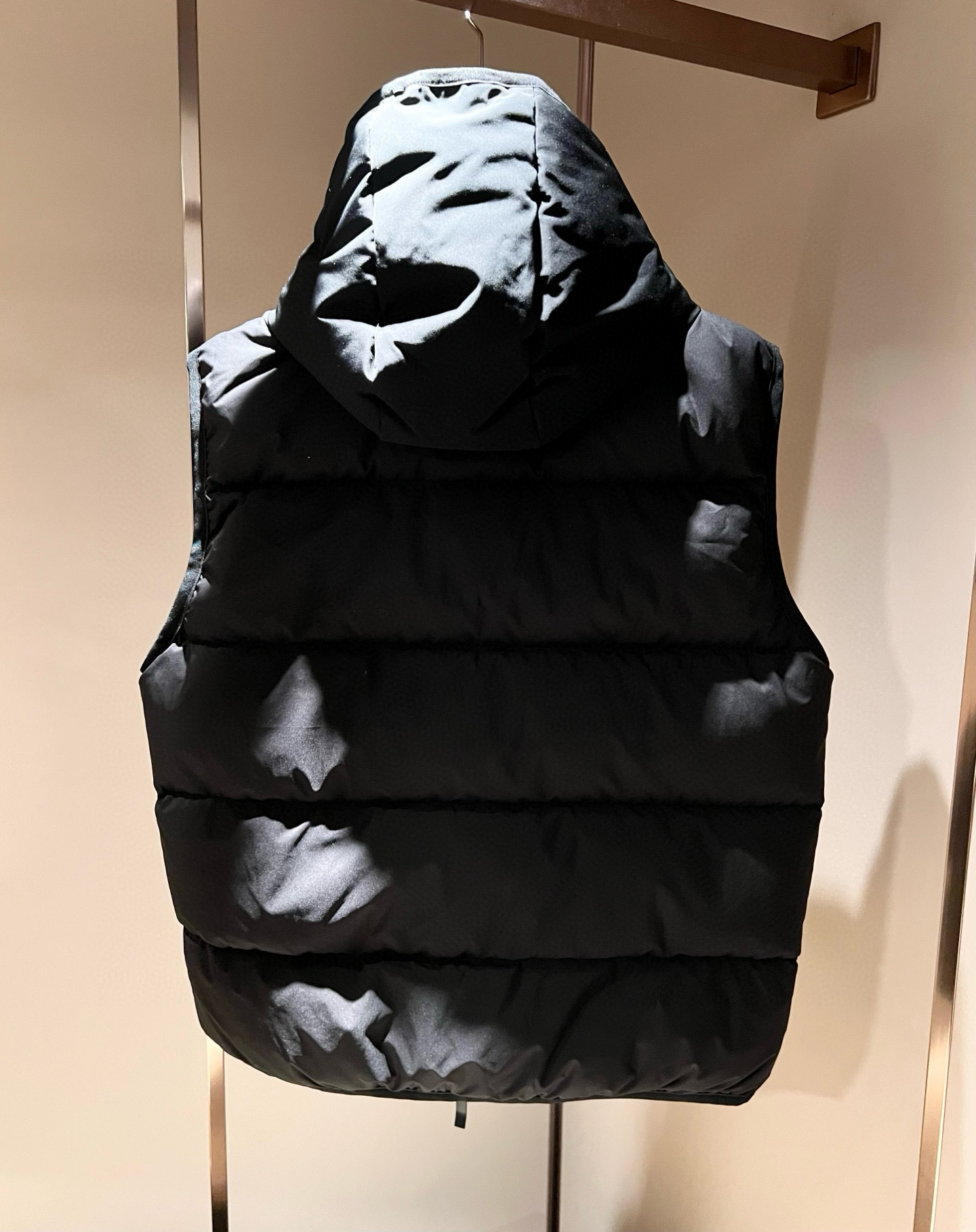 。Mon*ler蒙口 2025秋冬新款男女同款👫羽绒马甲 ！年度的压轴款登场...匠心技艺于一身的经典款