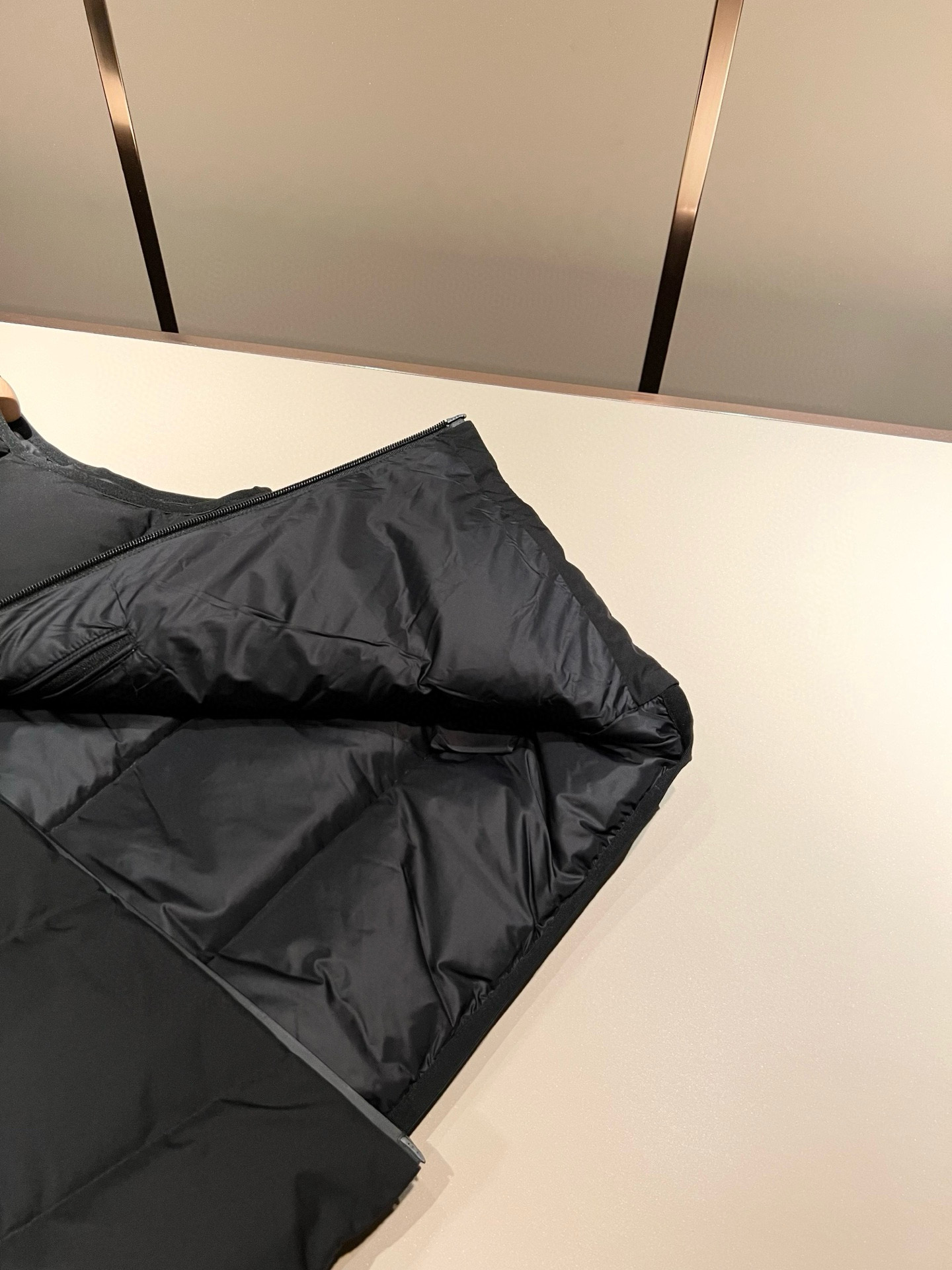 。Mon*ler蒙口 2025秋冬新款男女同款👫羽绒马甲 ！年度的压轴款登场...匠心技艺于一身的经典款