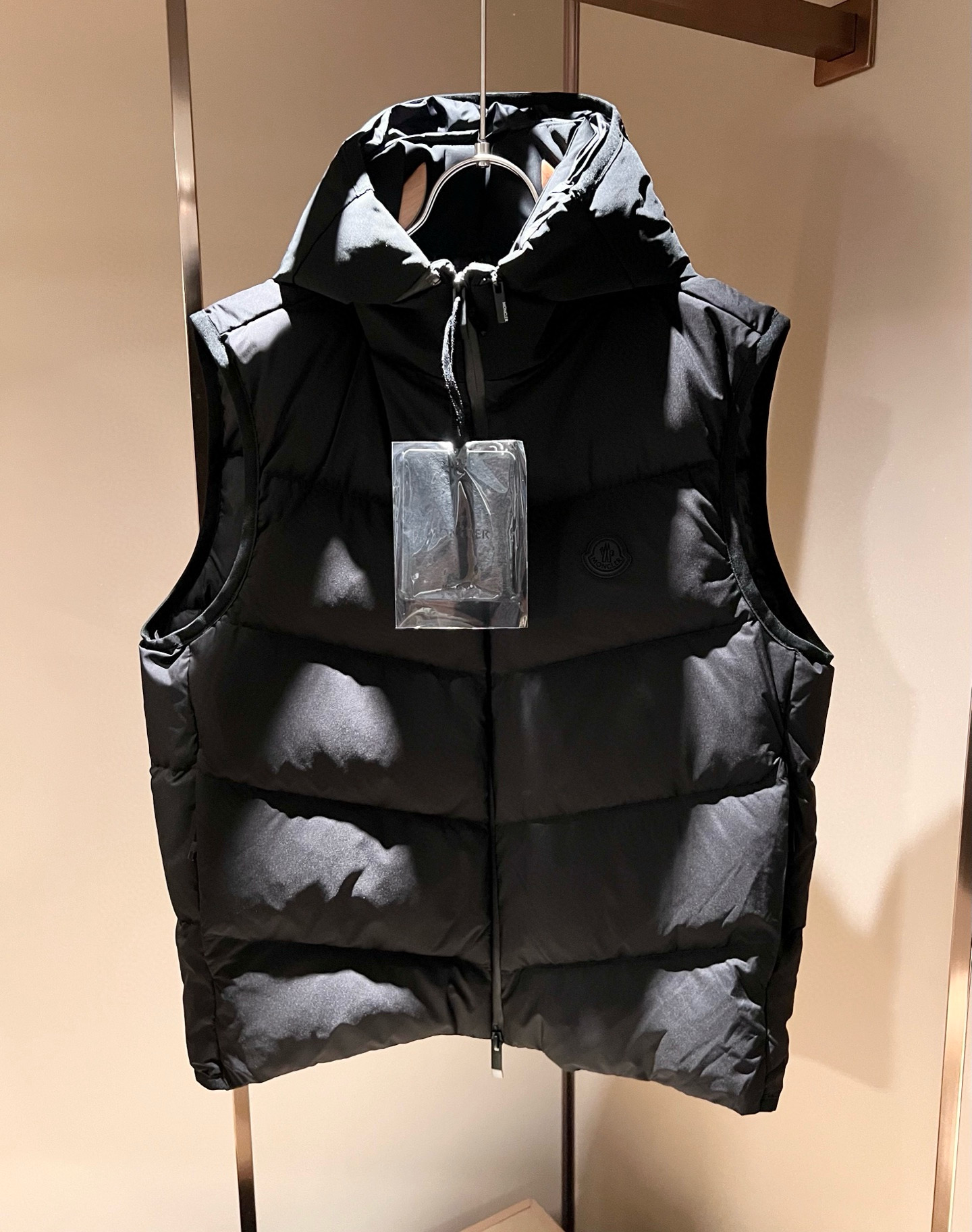 。Mon*ler蒙口 2025秋冬新款男女同款👫羽绒马甲 ！年度的压轴款登场...匠心技艺于一身的经典款