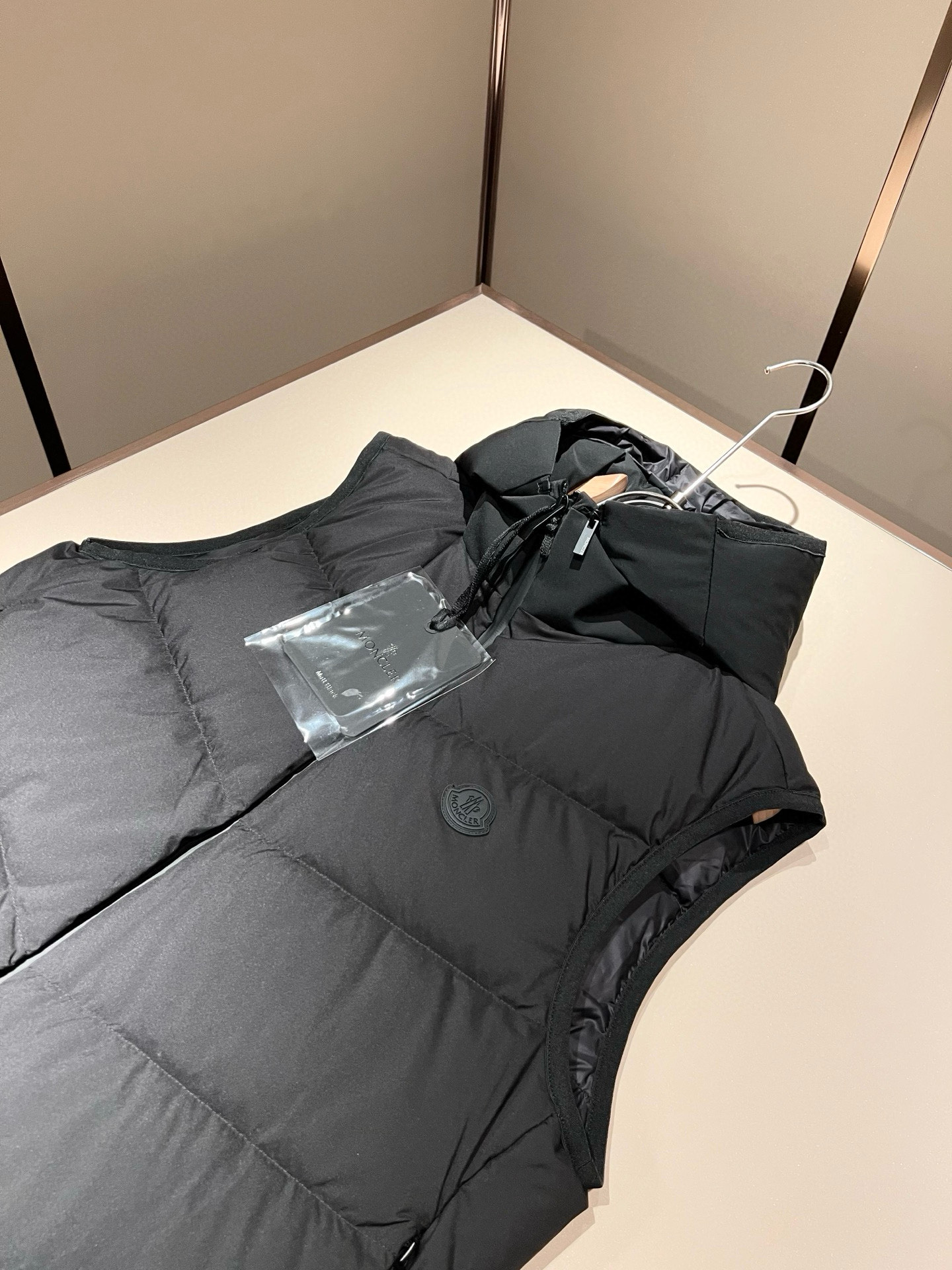 。Mon*ler蒙口 2025秋冬新款男女同款👫羽绒马甲 ！年度的压轴款登场...匠心技艺于一身的经典款