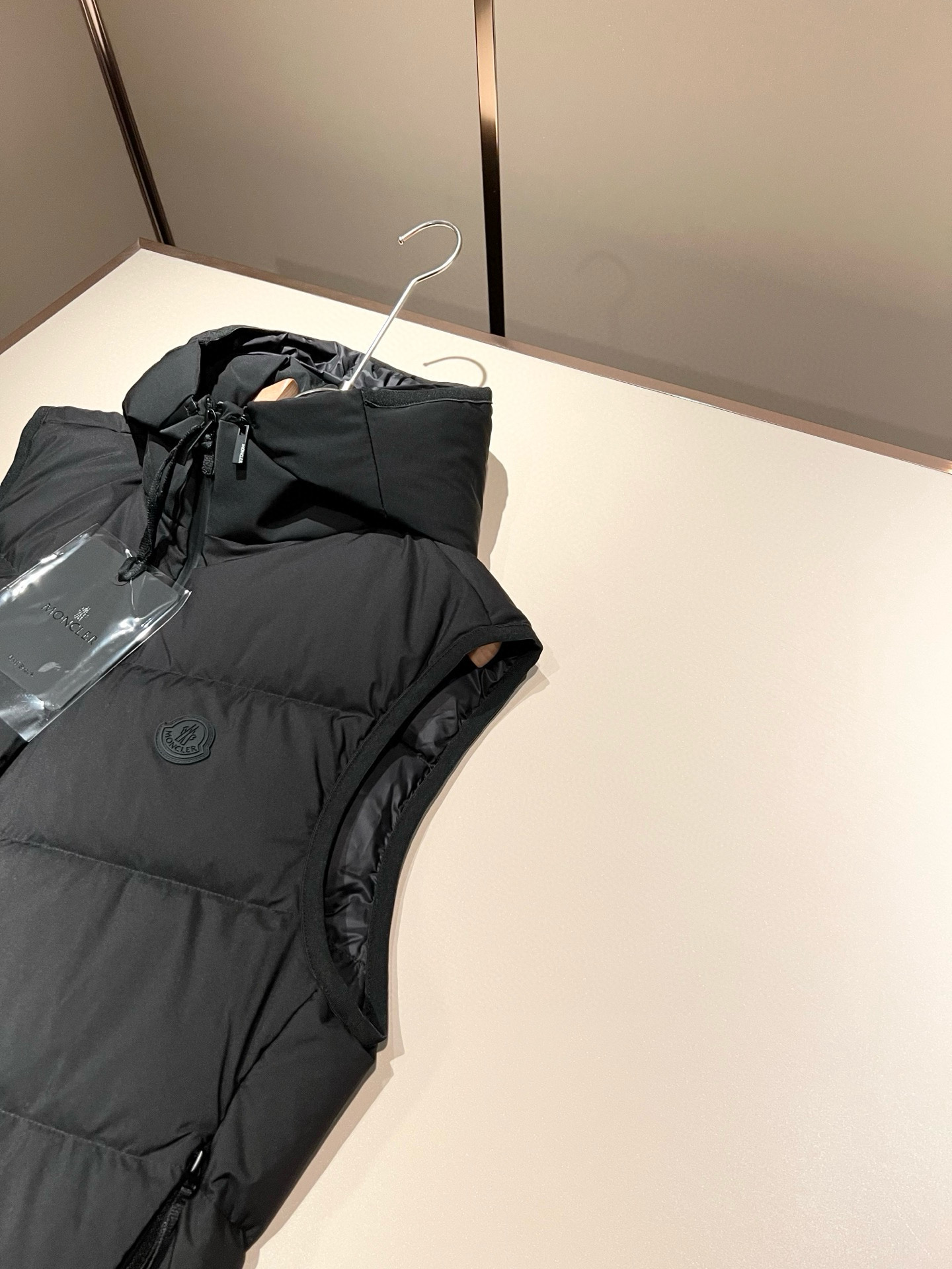 。Mon*ler蒙口 2025秋冬新款男女同款👫羽绒马甲 ！年度的压轴款登场...匠心技艺于一身的经典款