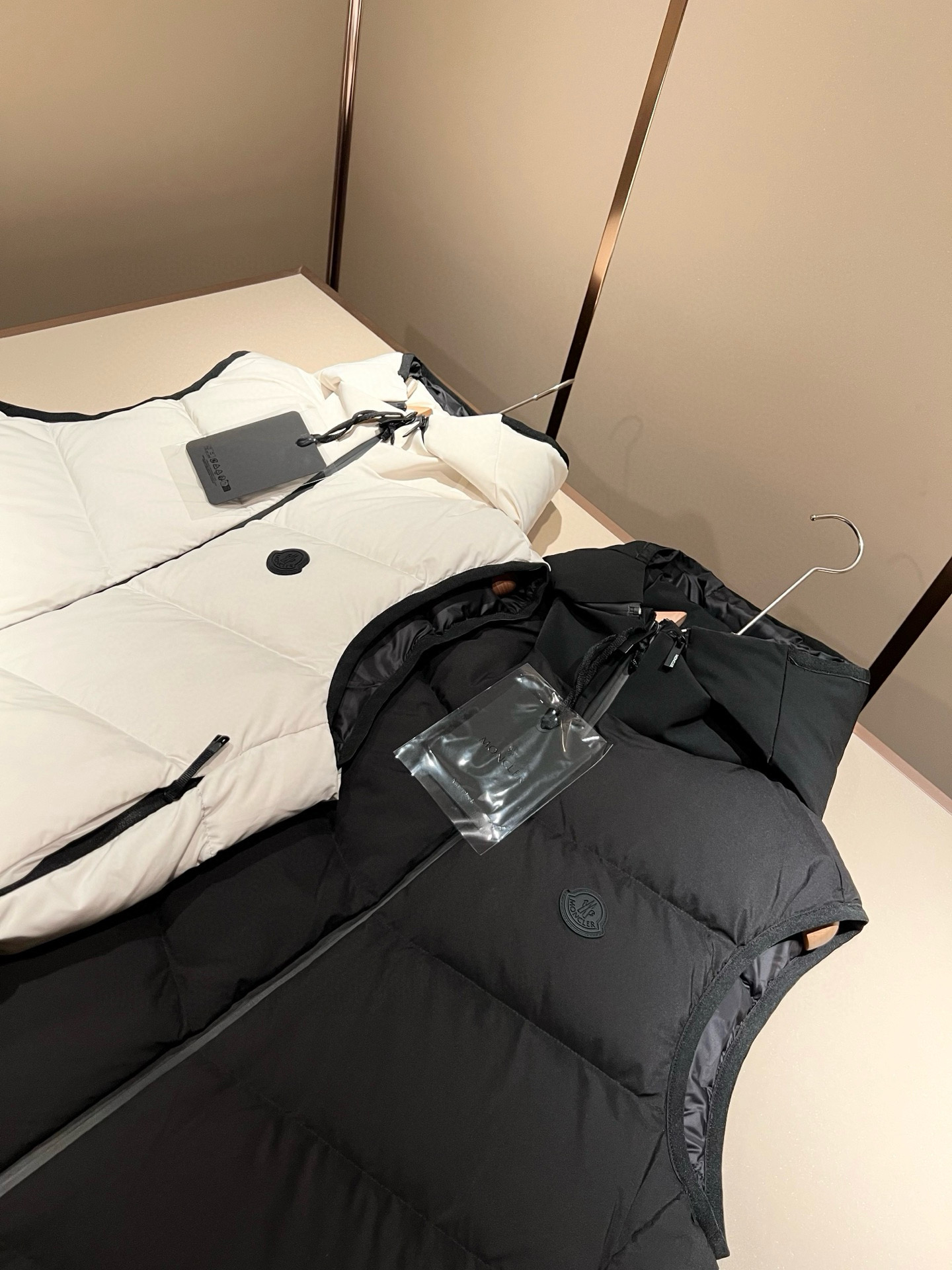 。Mon*ler蒙口 2025秋冬新款男女同款👫羽绒马甲 ！年度的压轴款登场...匠心技艺于一身的经典款