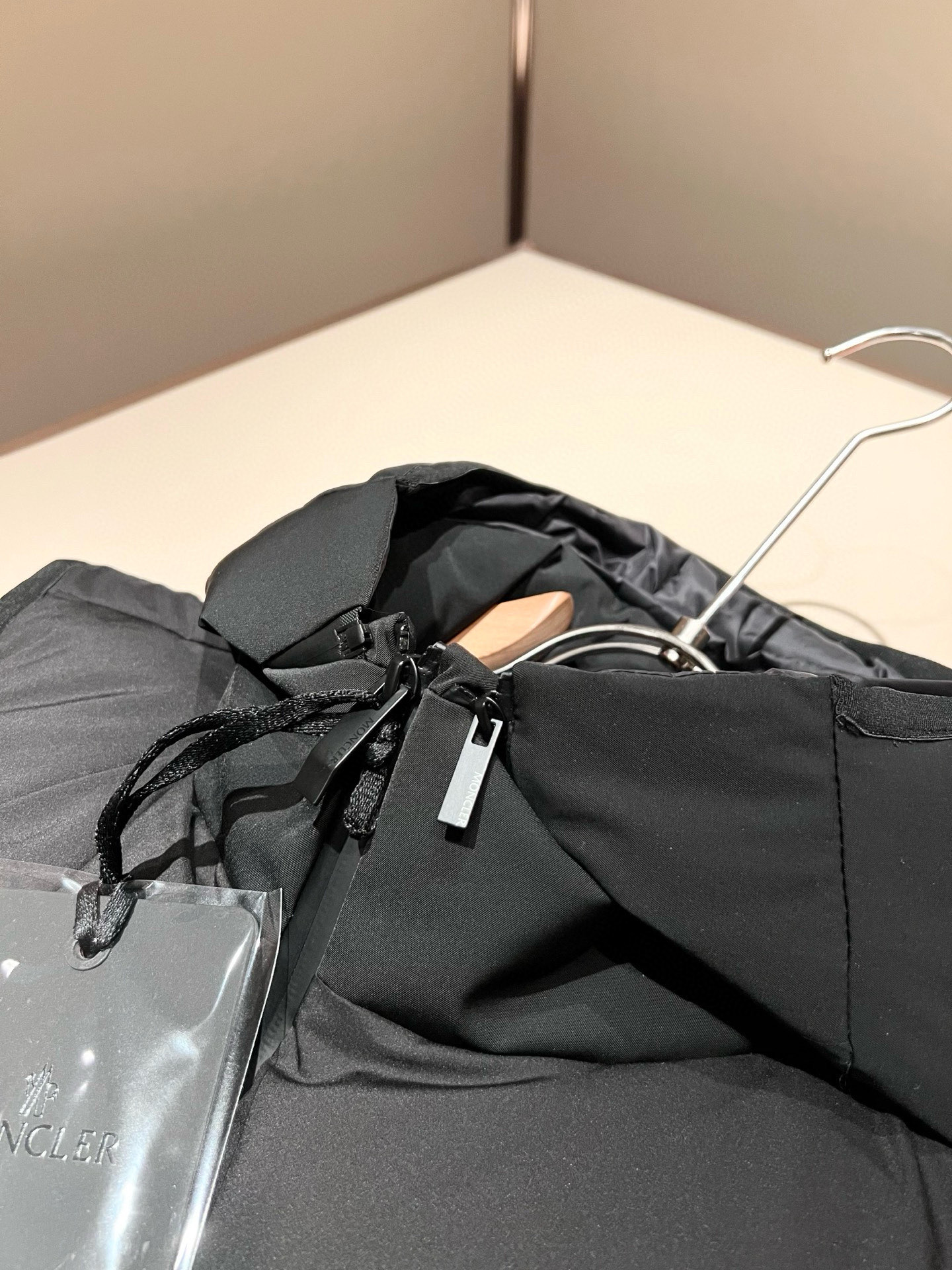 。Mon*ler蒙口 2025秋冬新款男女同款👫羽绒马甲 ！年度的压轴款登场...匠心技艺于一身的经典款