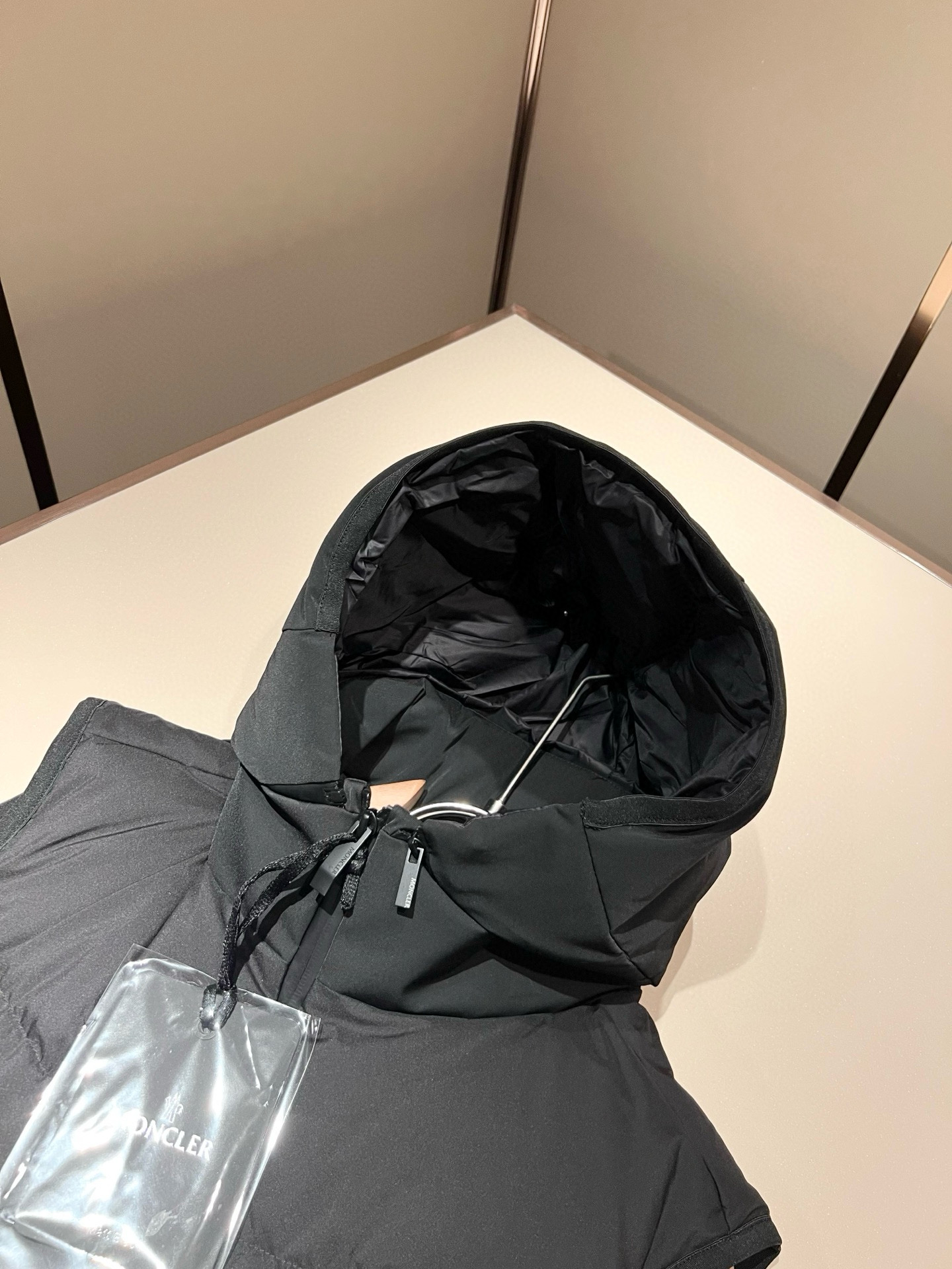 。Mon*ler蒙口 2025秋冬新款男女同款👫羽绒马甲 ！年度的压轴款登场...匠心技艺于一身的经典款